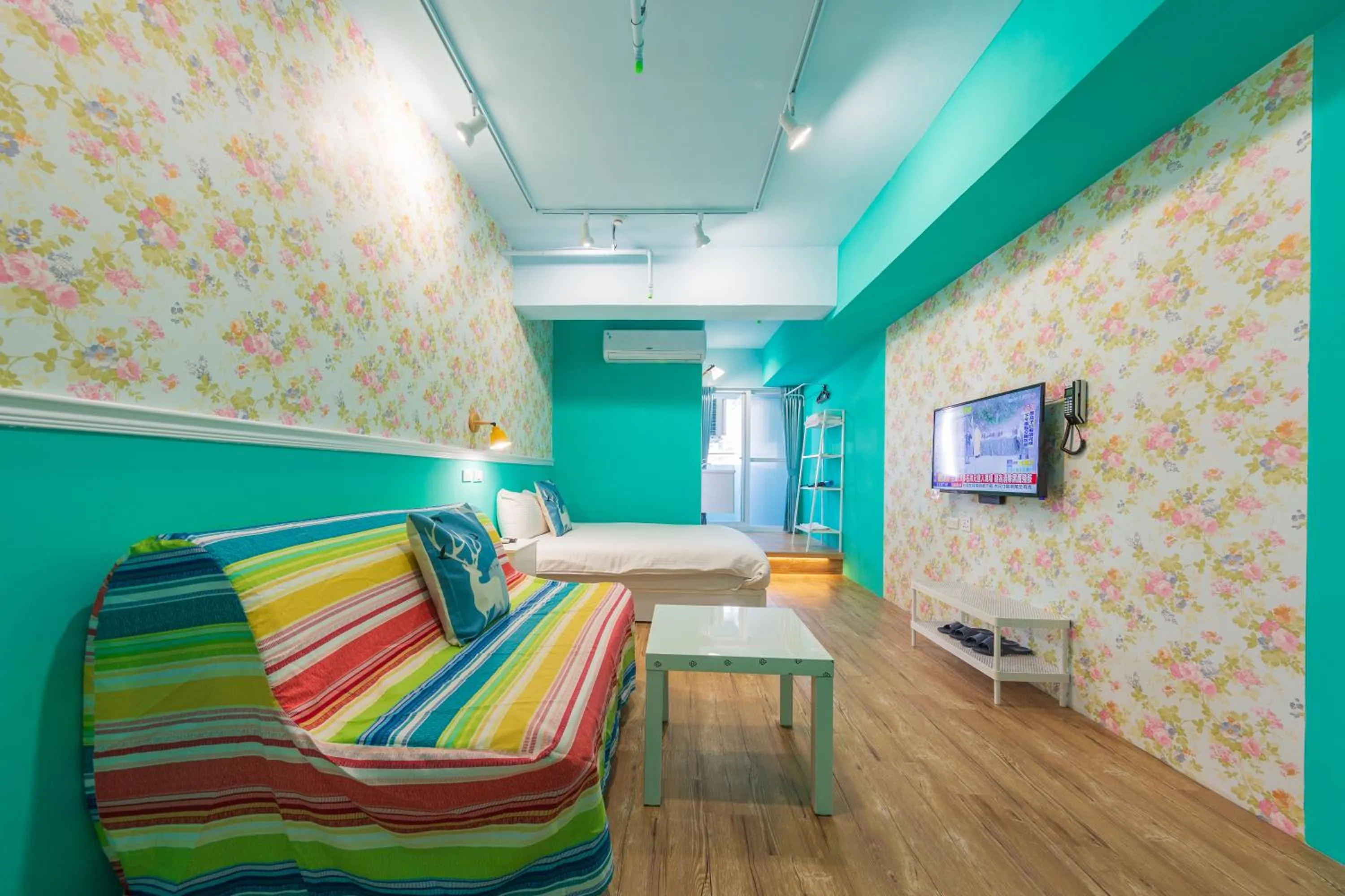 Communal lounge/ TV room, Bed in Kaohsiung I Hi Hotel