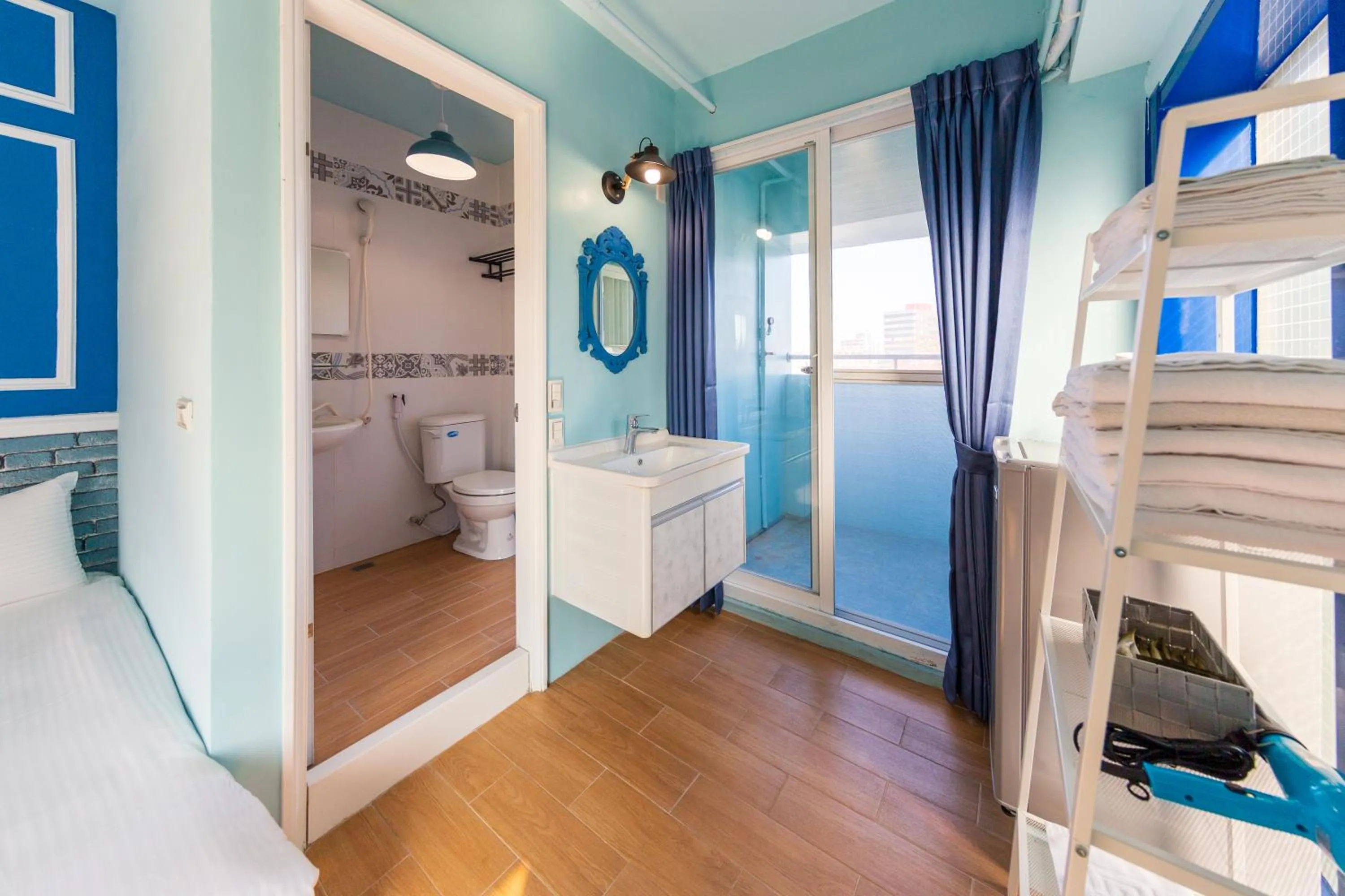 Toilet, Bunk Bed in Kaohsiung I Hi Hotel