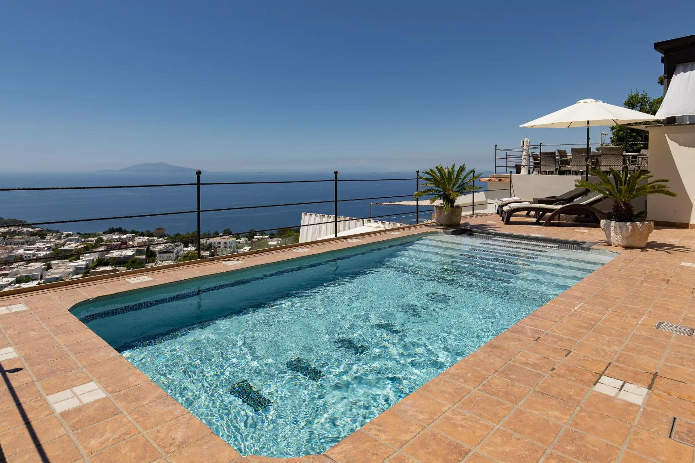 Pool view in Monte Solaro Bed & Breakfast