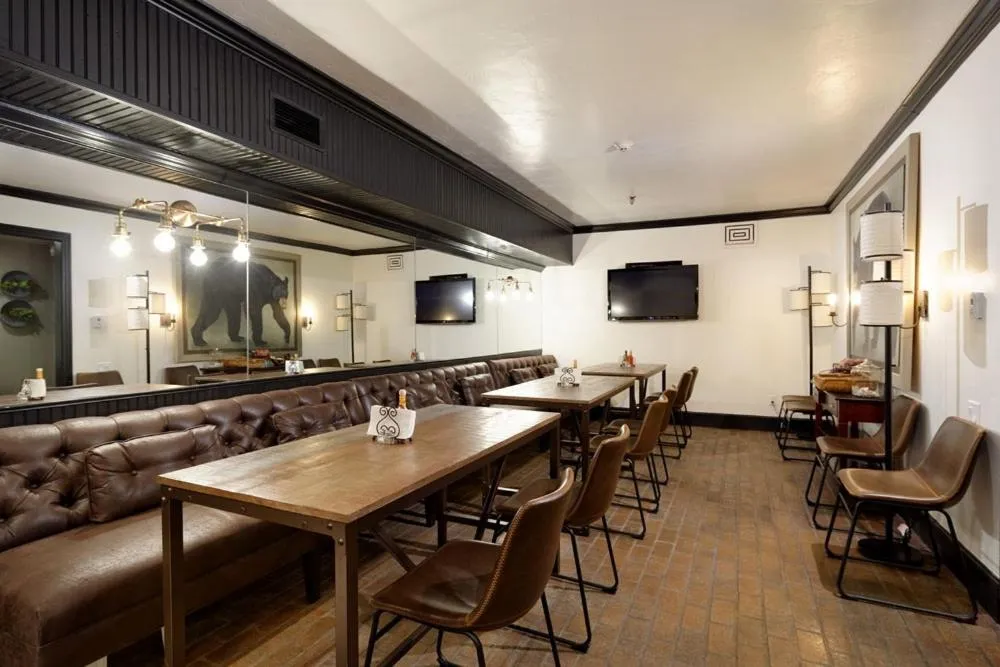 Restaurant/places to eat in Independence Square 311, Best Location! Hotel Room with Rooftop Hot Tub in Aspen