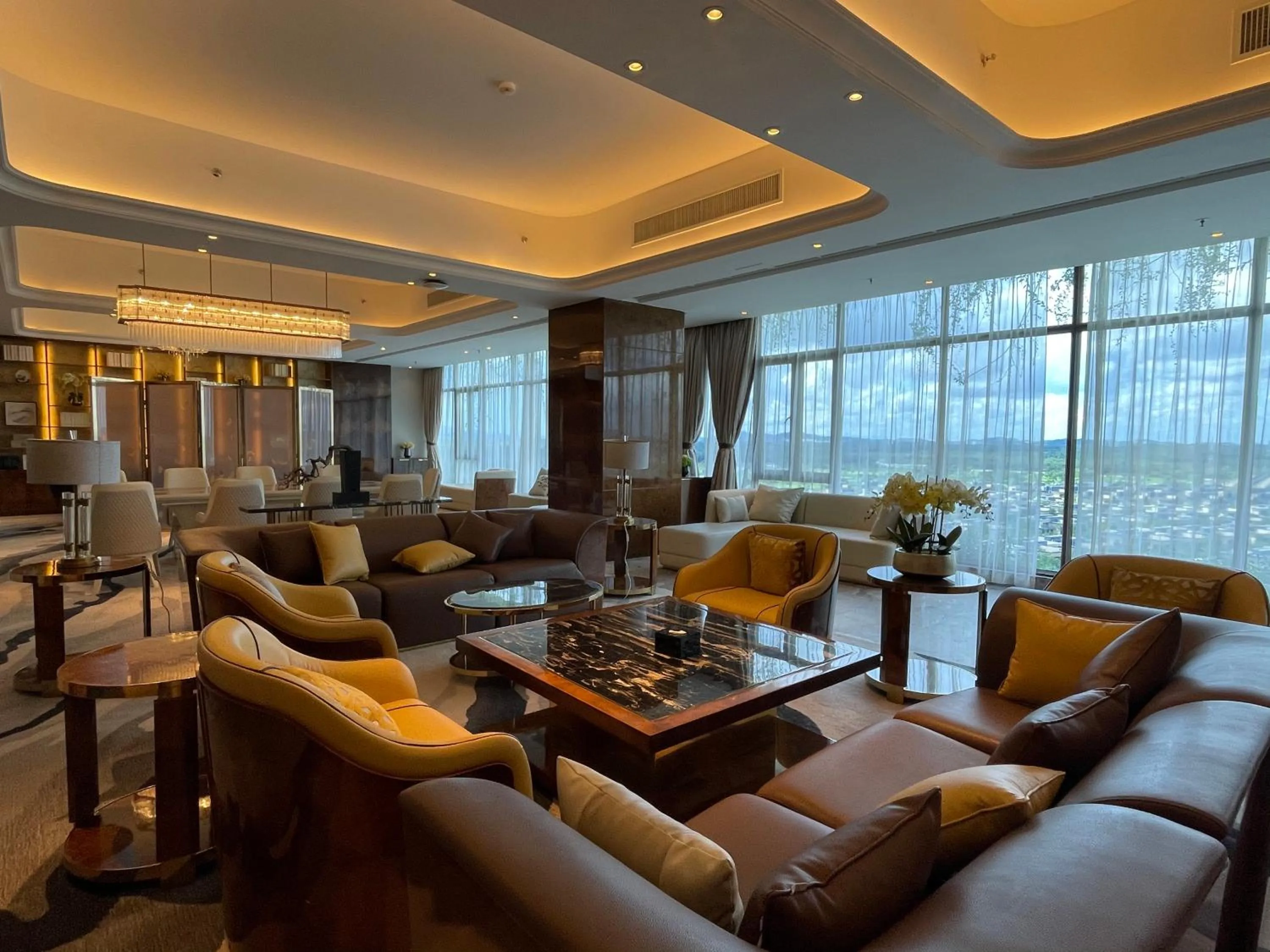 Living room in Forest City Golf Hotel