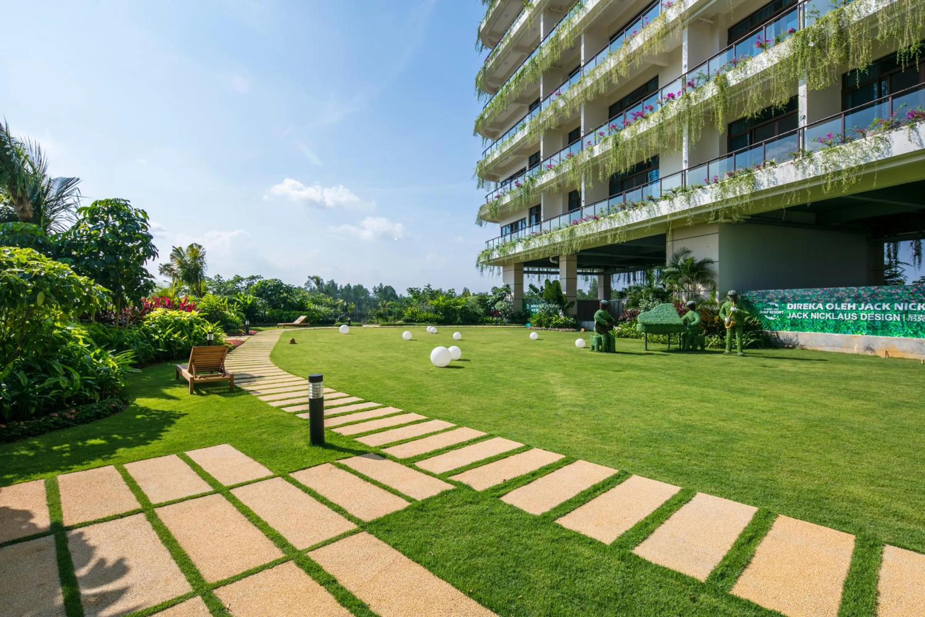 Garden in Forest City Golf Hotel