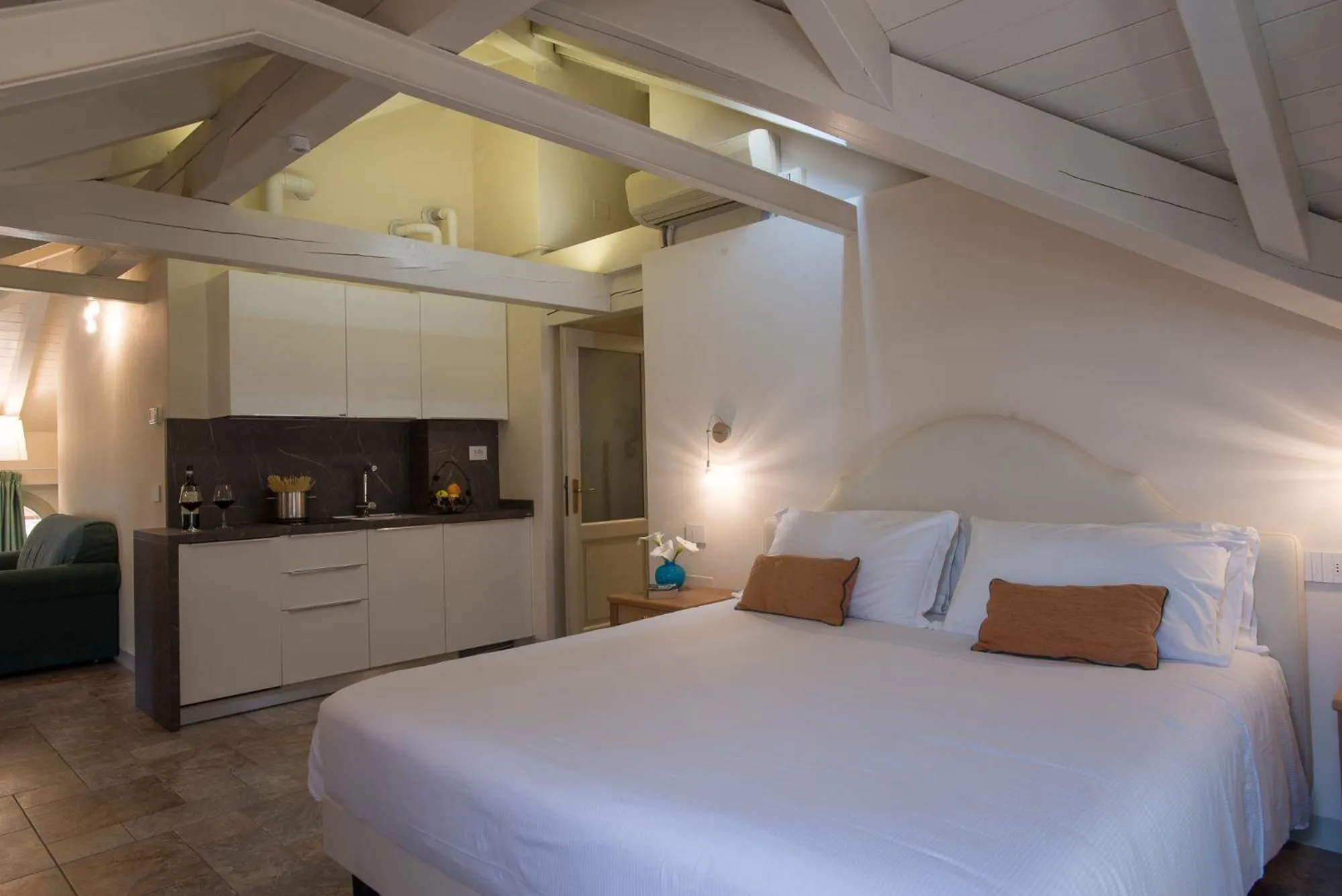 Photo of the whole room, Bed in Residence Ortensia