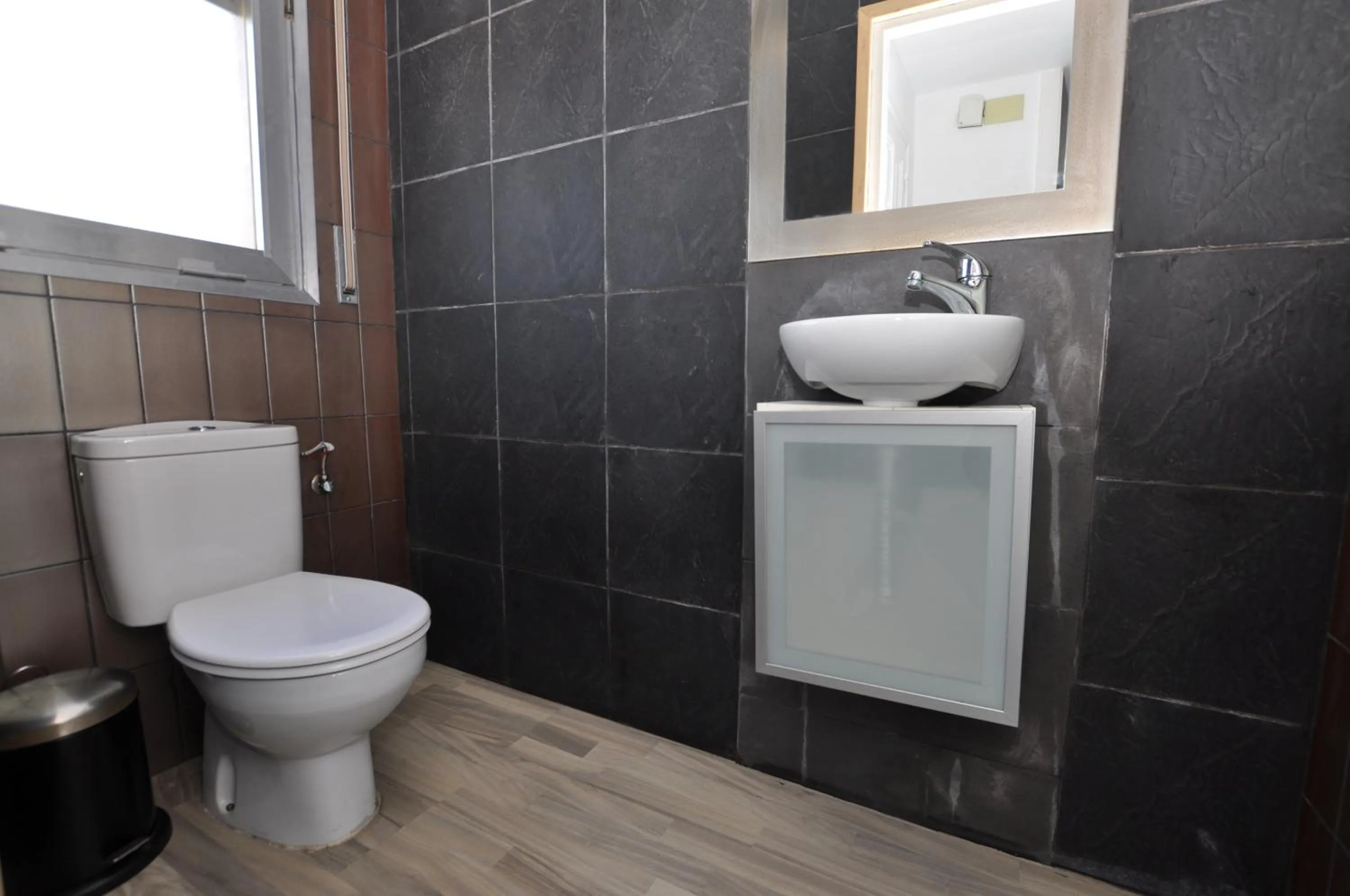 Bathroom in 1089 Puig Rom - Apivend Immo