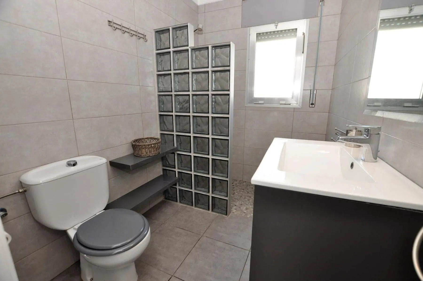 Shower in 1089 Puig Rom - Apivend Immo