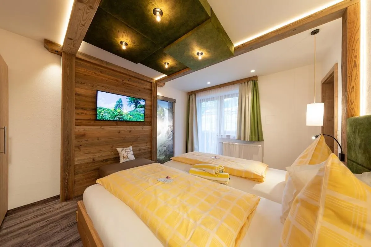 Shower, Bed in Hotel Sporthof Austria