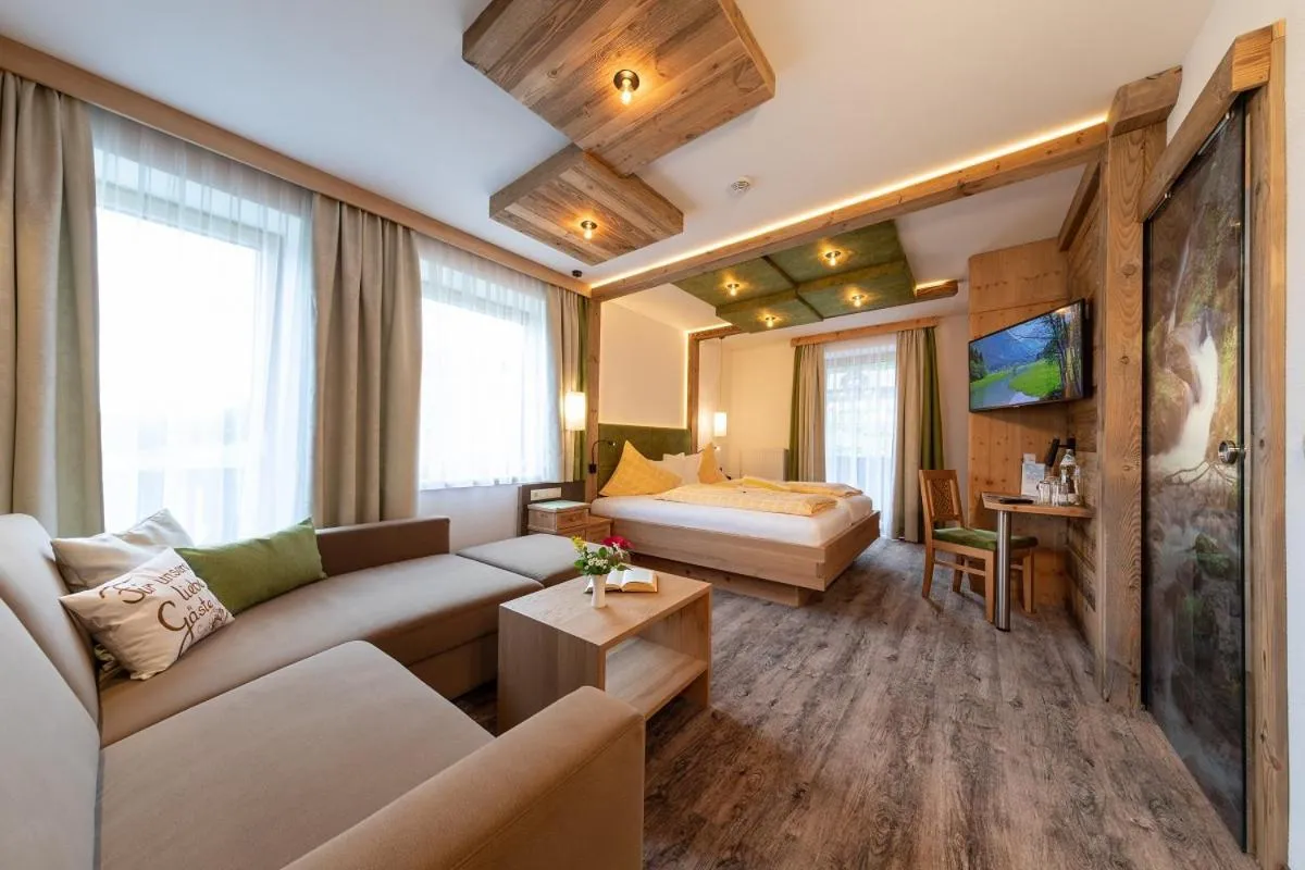 Shower, Bed in Hotel Sporthof Austria