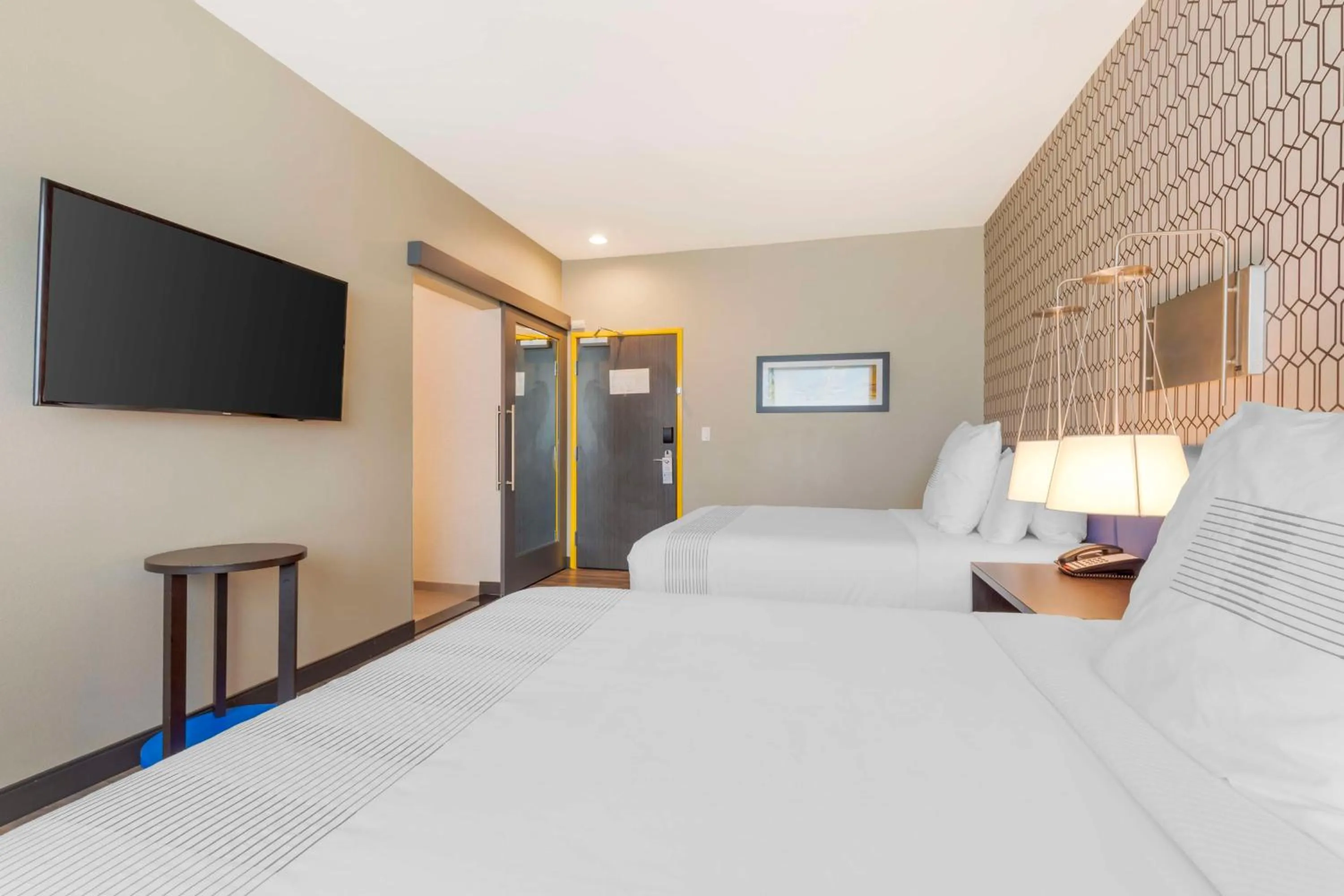 Bedroom, Bed in GLō Best Western Dallas South DeSoto