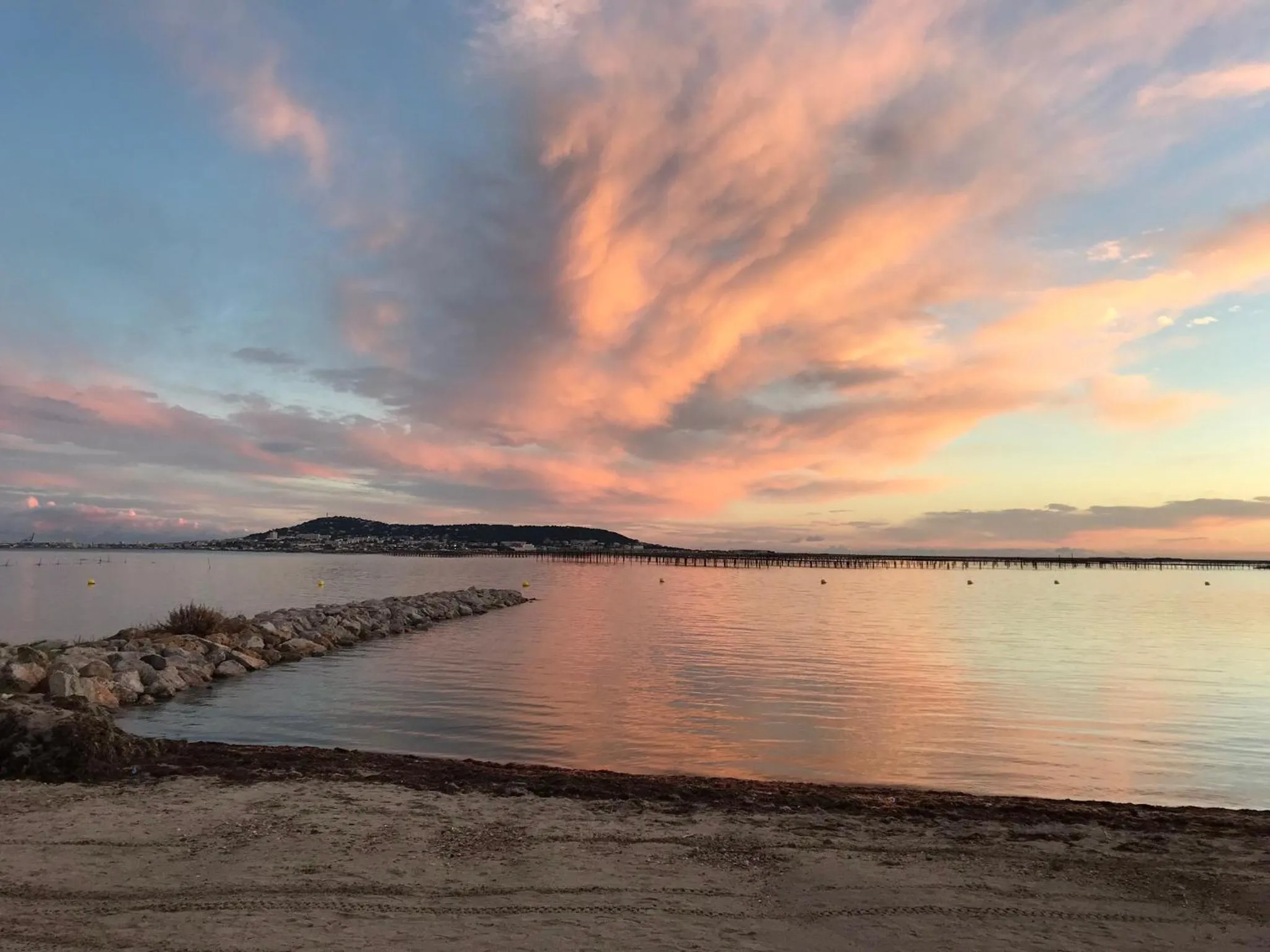 Beach in Bouzigues Suite Parentale Étang de Thau