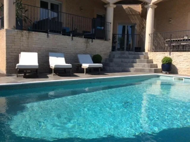 Swimming pool in Bouzigues Suite Parentale Étang de Thau