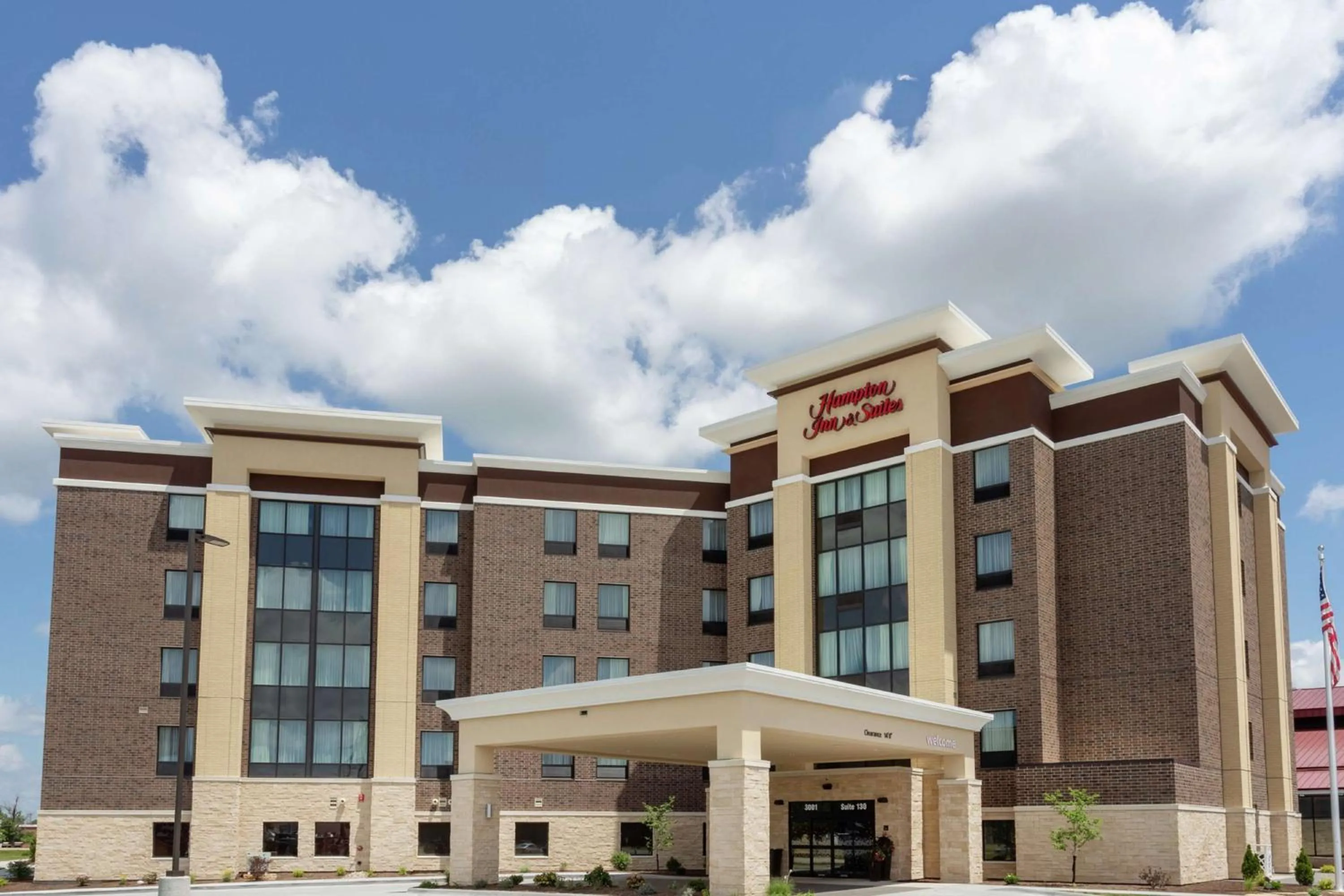 Property building in Hampton Inn & Suites Burlington