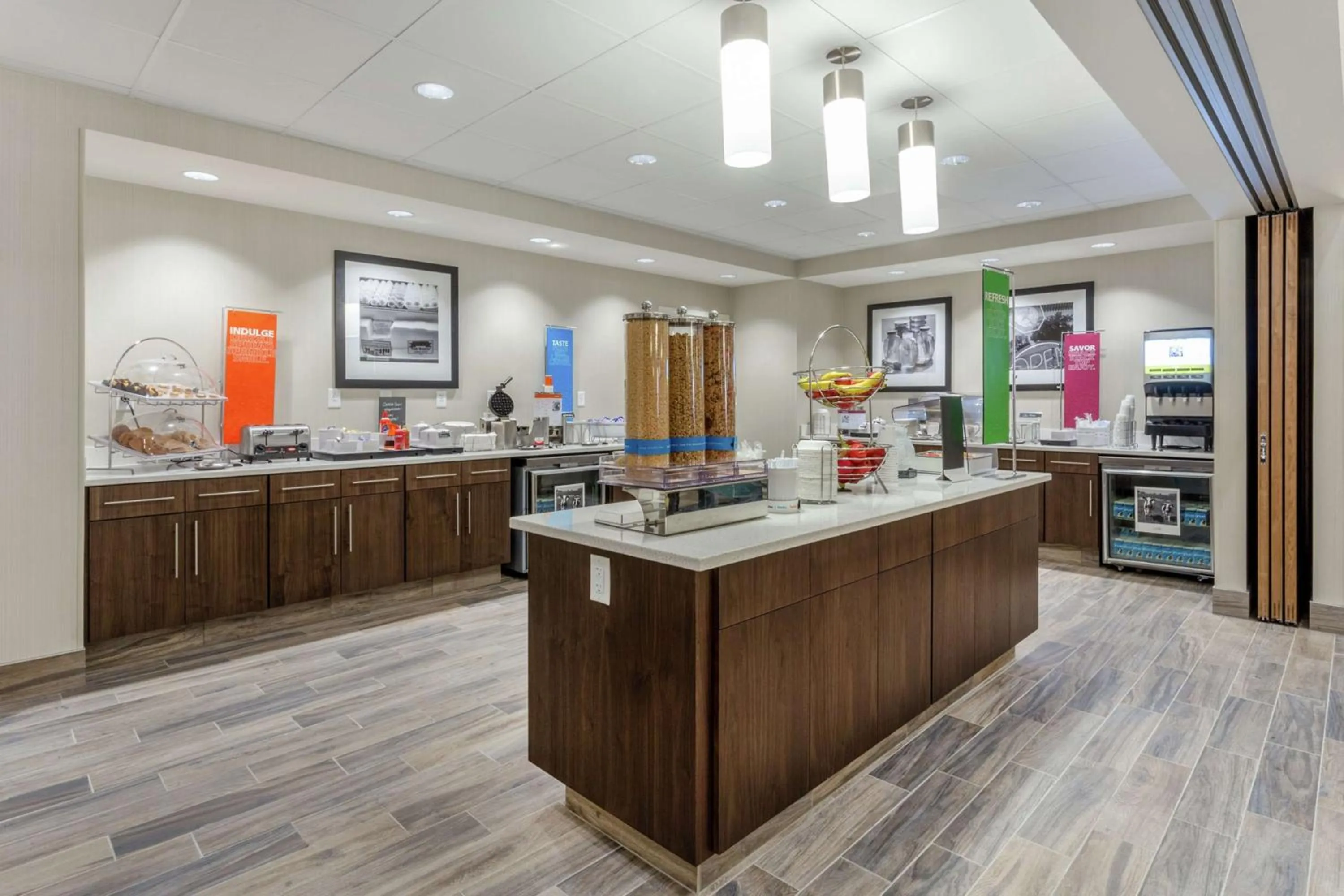 Breakfast in Hampton Inn & Suites Burlington