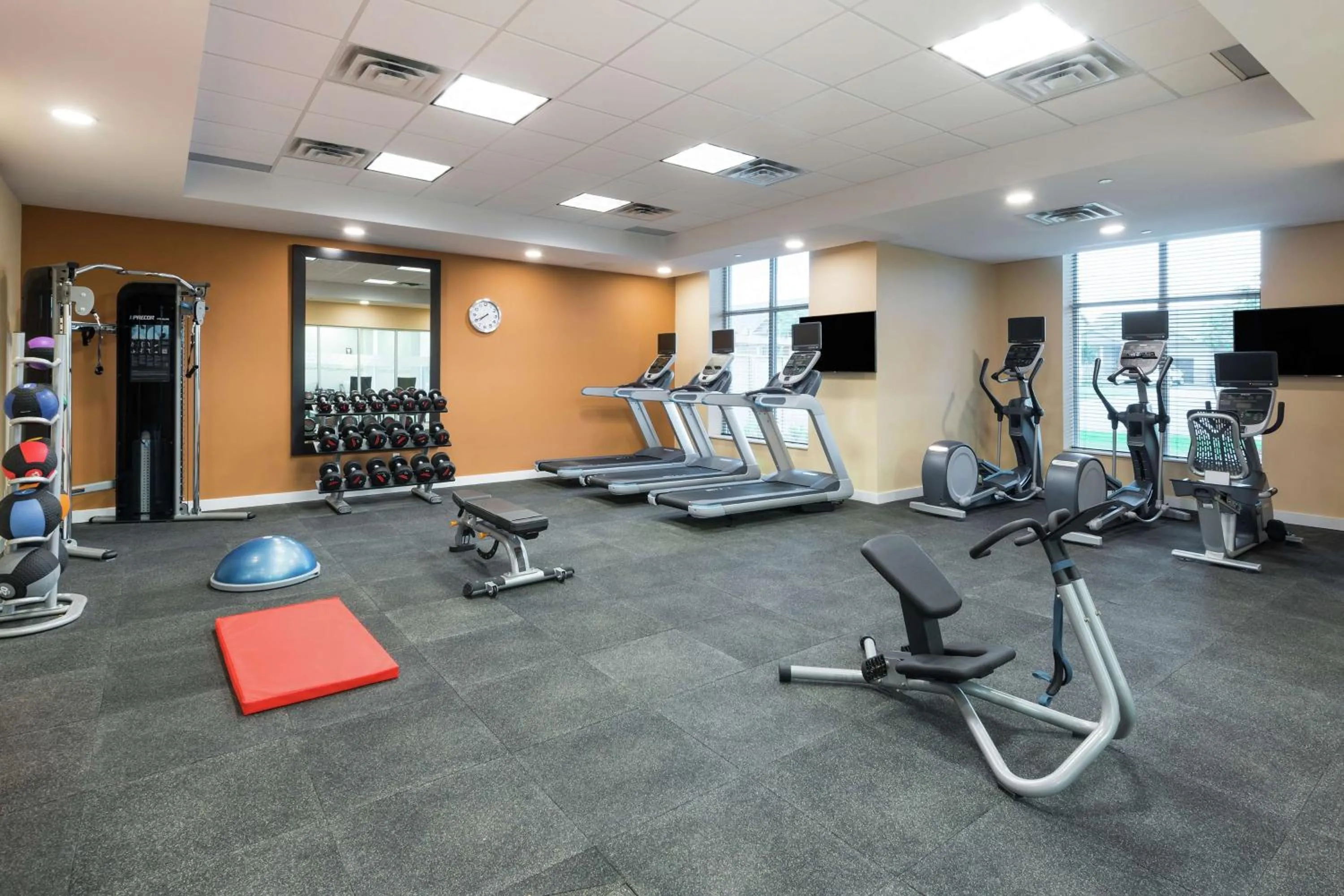 Fitness centre/facilities in Homewood Suites By Hilton Ottawa Airport
