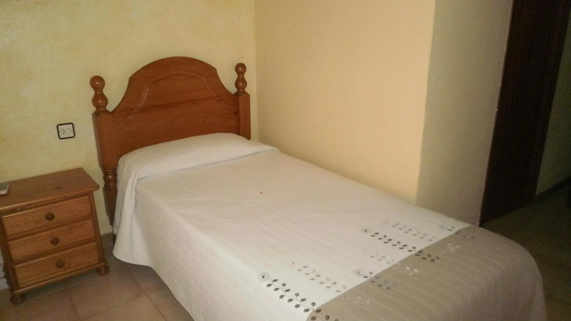 Photo of the whole room, Bed in Hostal Avi Pep