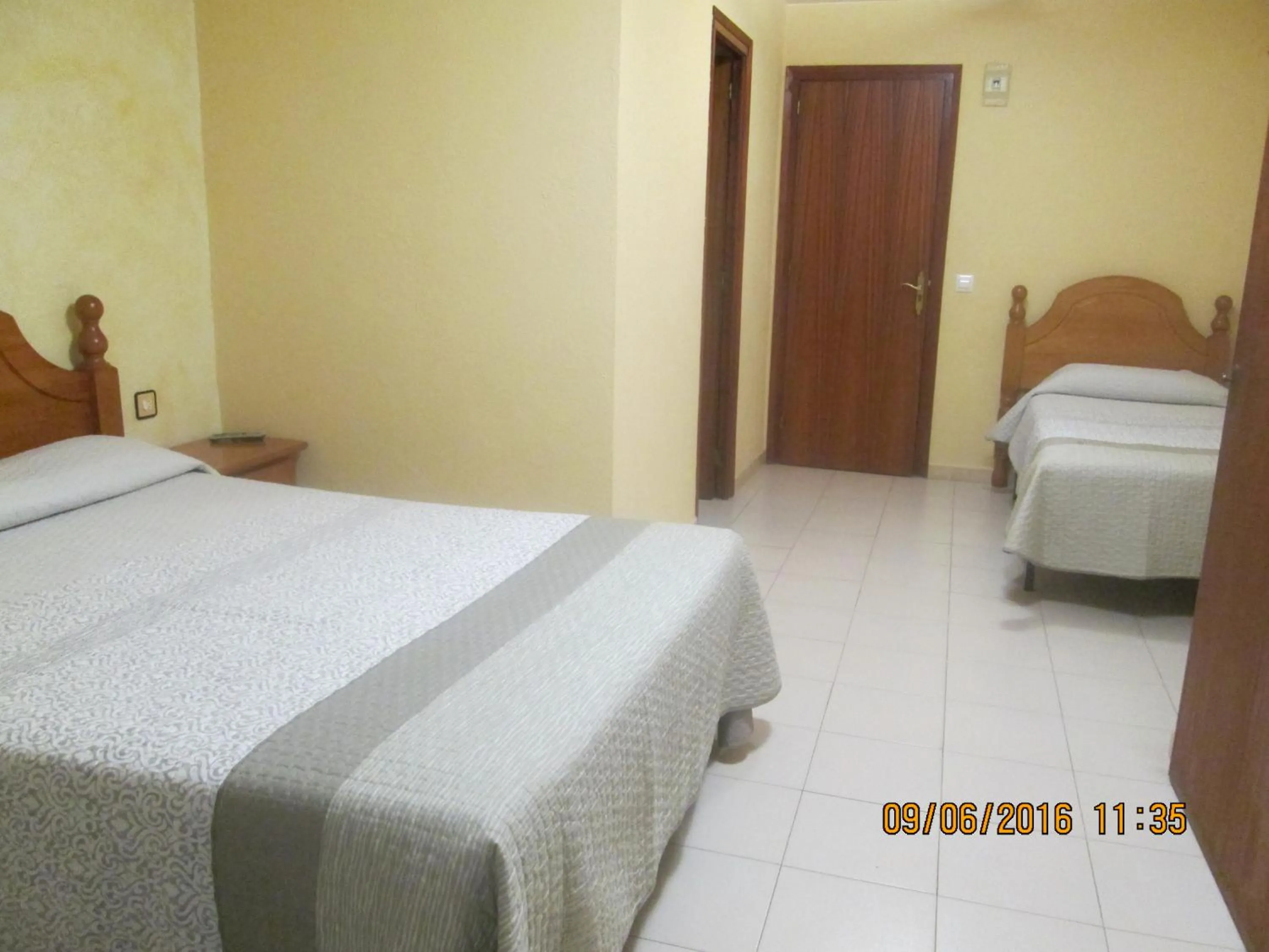 Bedroom, Bed in Hostal Avi Pep