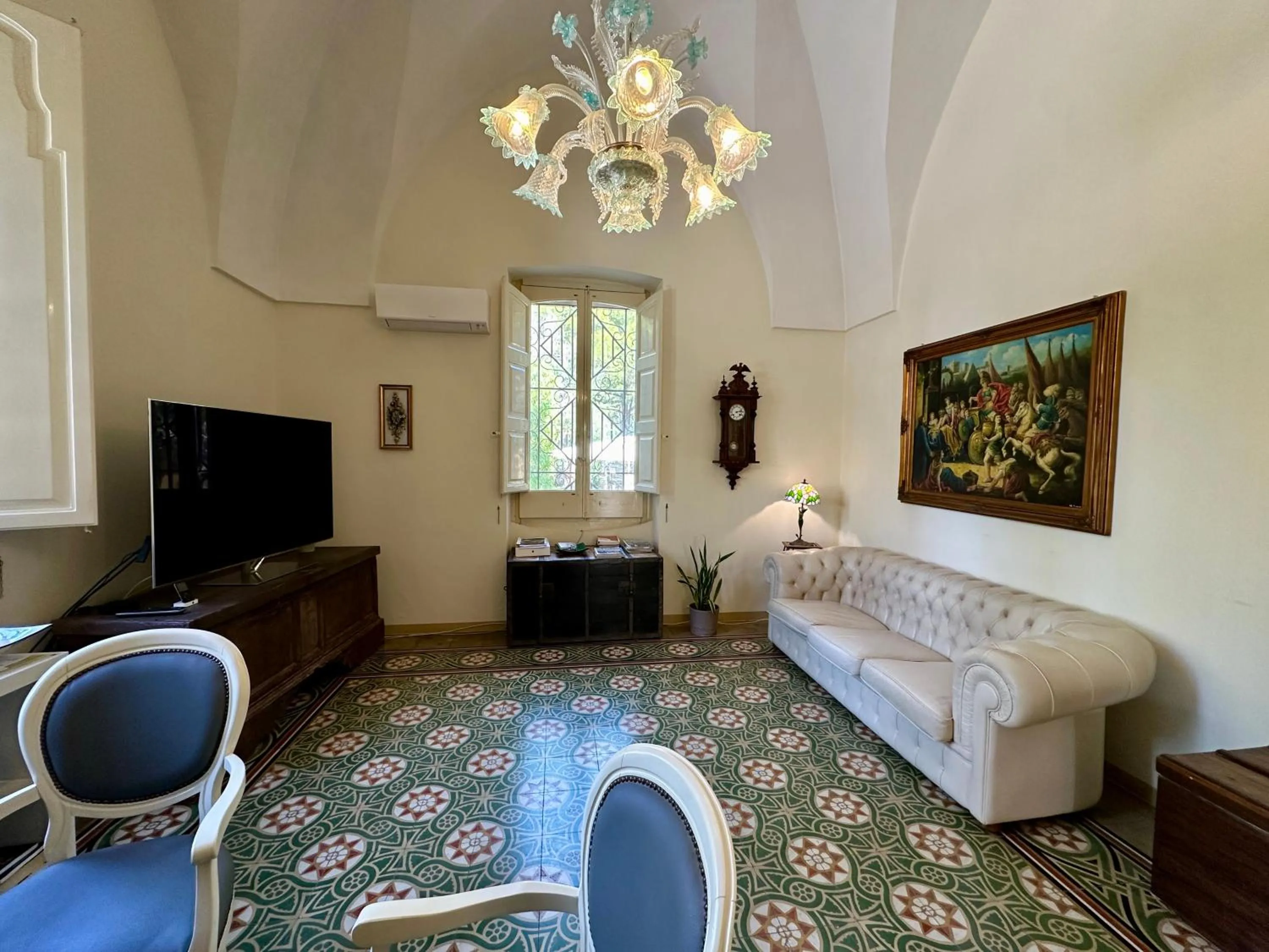 Communal lounge/ TV room in Villa Scinata Dimora Storica