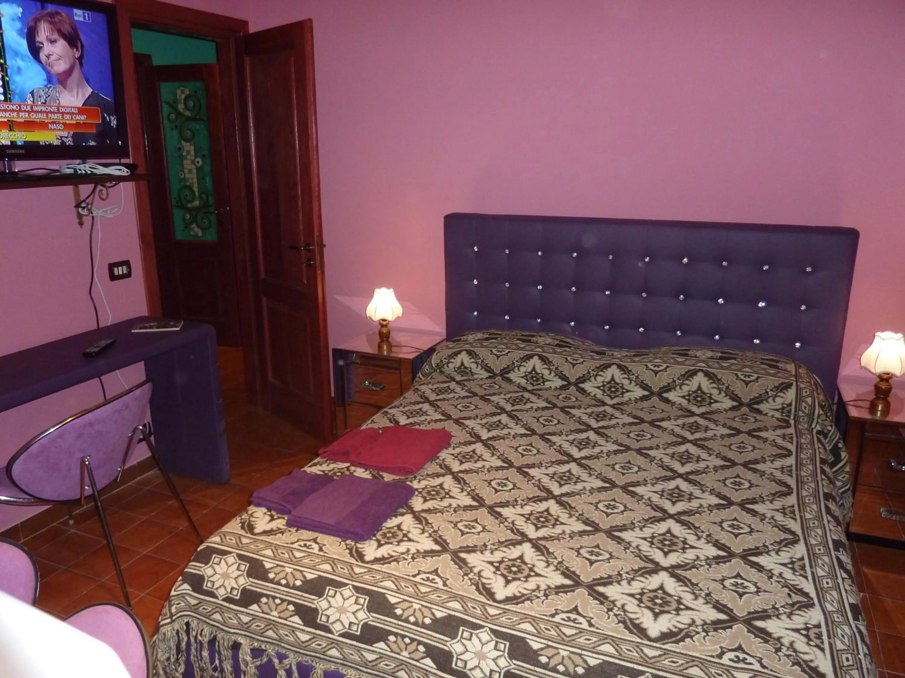 Photo of the whole room, Bed in Life's Hotel B