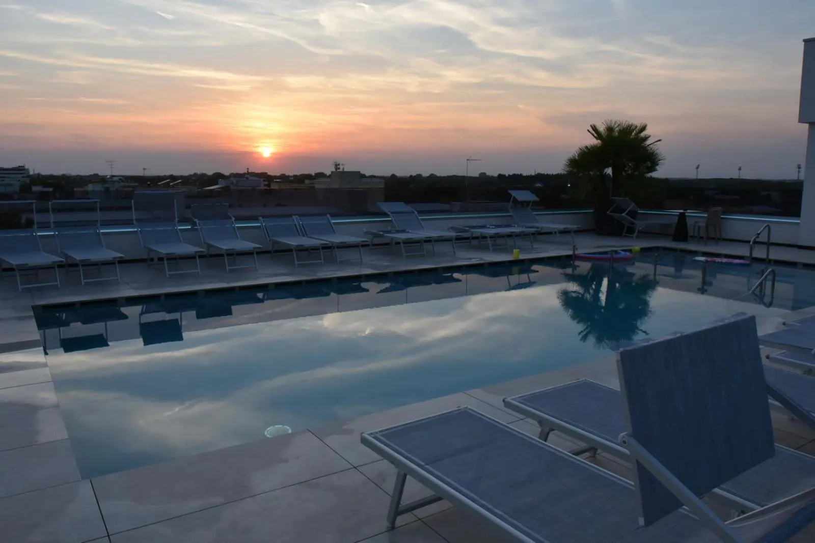 Swimming pool in HOTEL VENICE BEACH HVB 34 Lifestyle 4 Superior