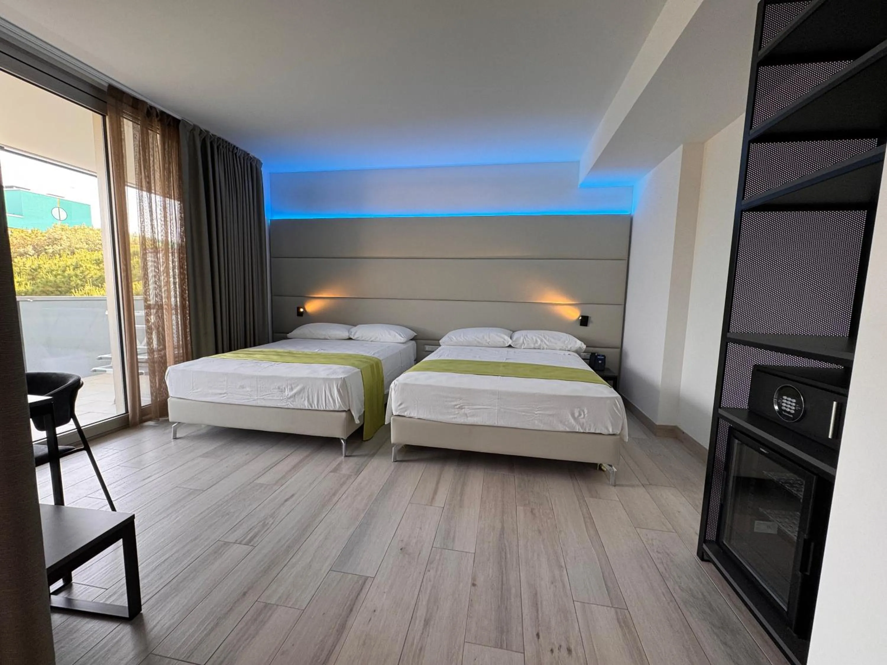 Photo of the whole room, Bed in HOTEL VENICE BEACH HVB 34 Lifestyle 4 Superior