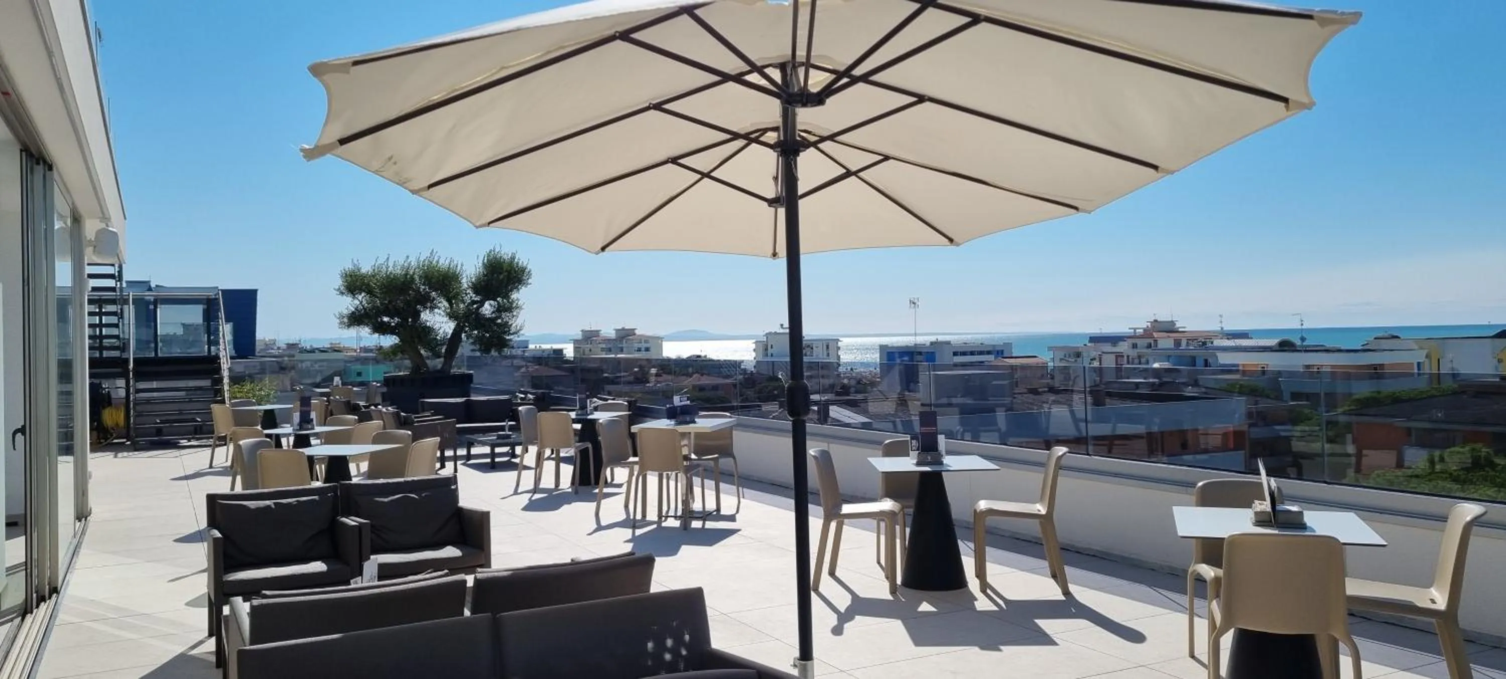 Pool view in HOTEL VENICE BEACH HVB 34 Lifestyle 4 Superior