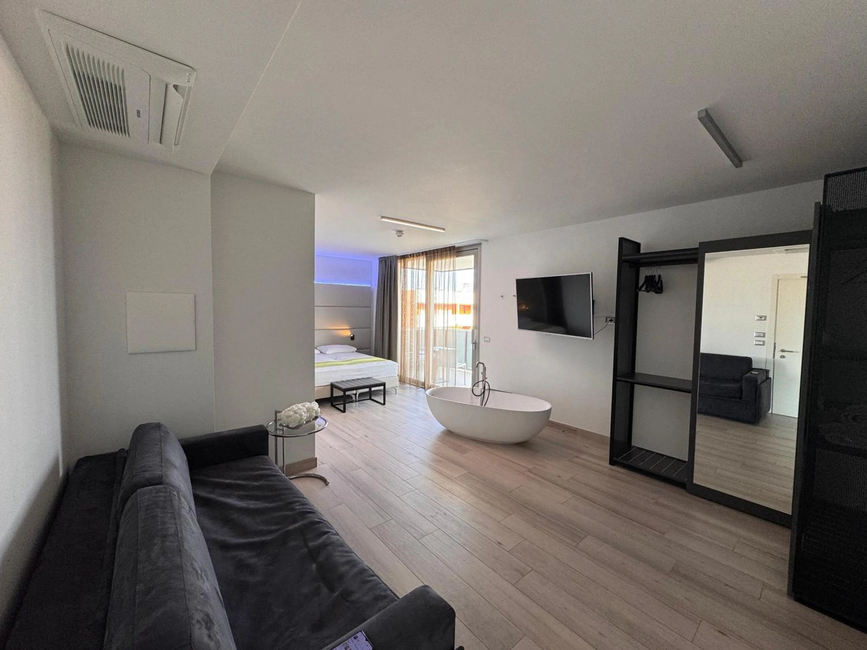 Communal lounge/ TV room in HOTEL VENICE BEACH HVB 34 Lifestyle 4 Superior