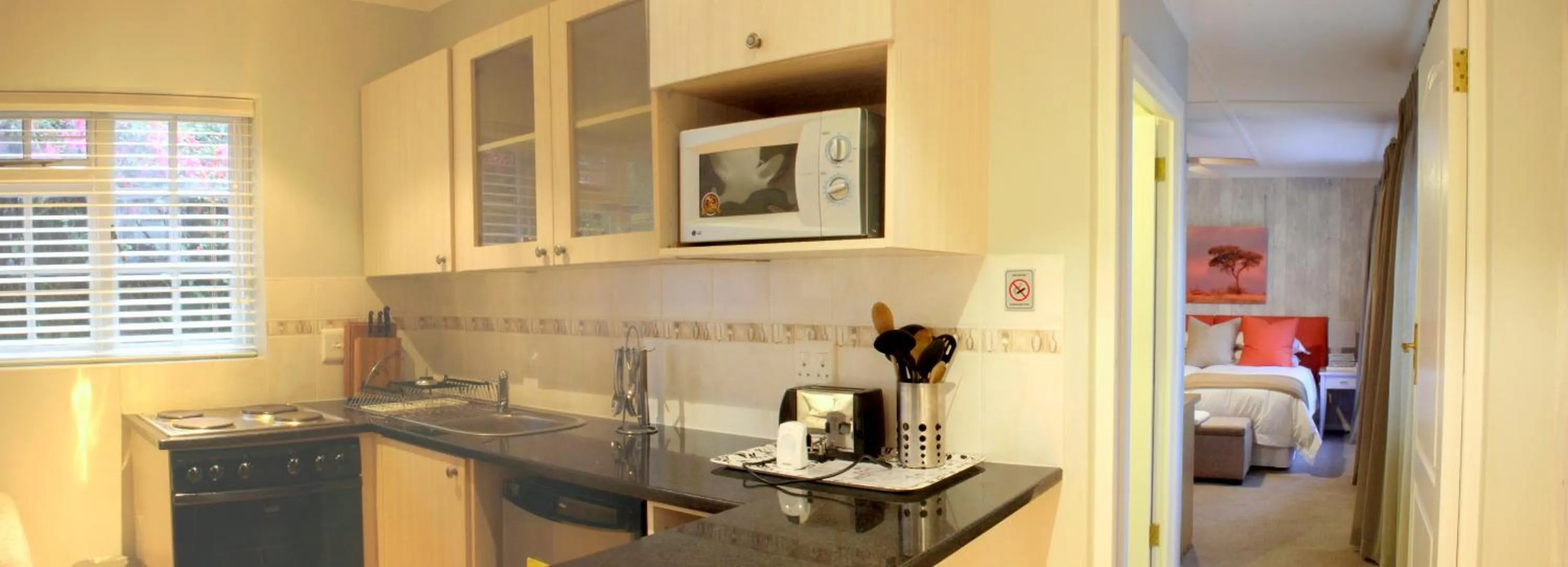 Coffee/tea facilities in Lodge on Main Guest House and Conference Centre