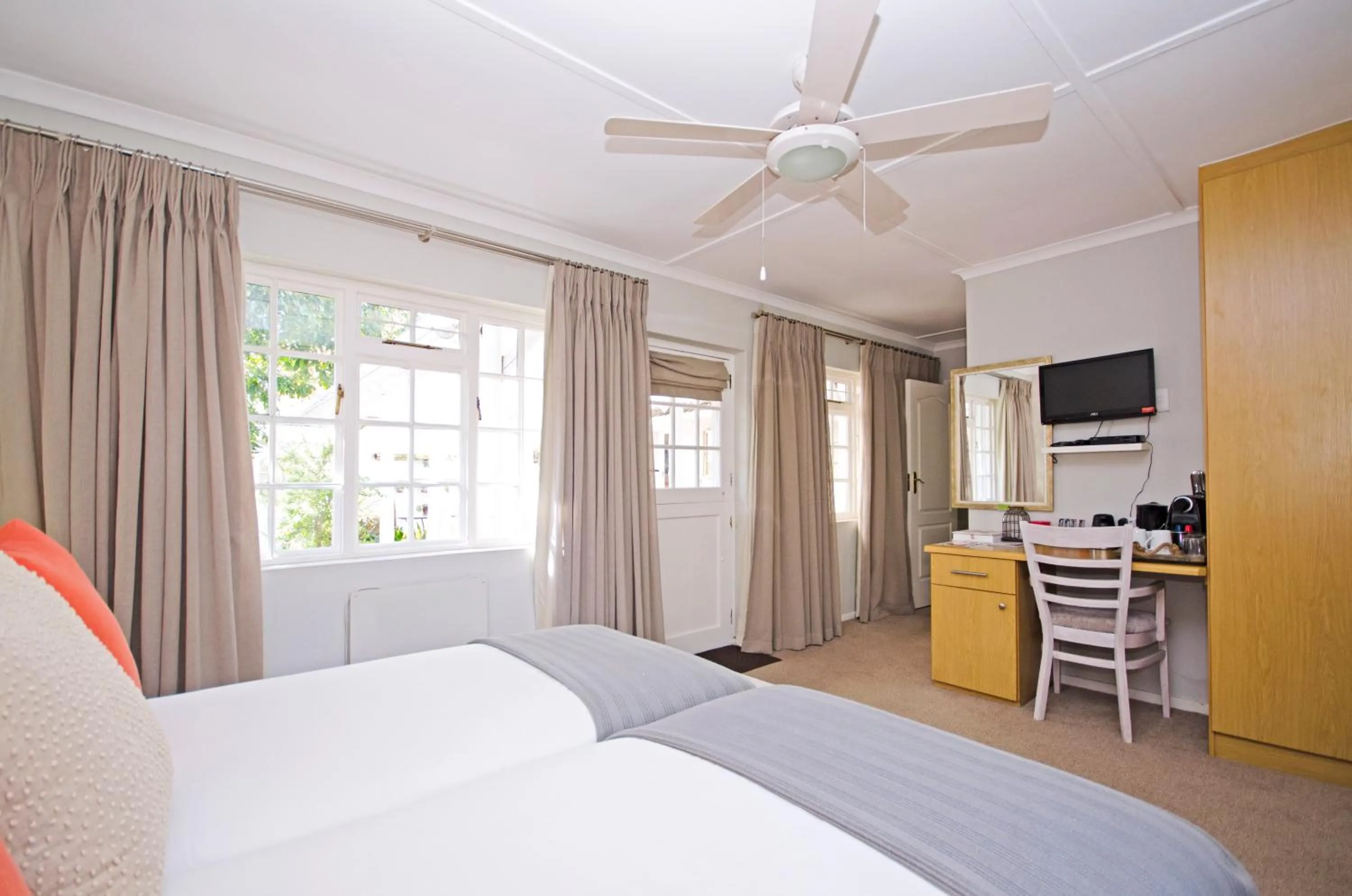 Bedroom, Bed in Lodge on Main Guest House and Conference Centre