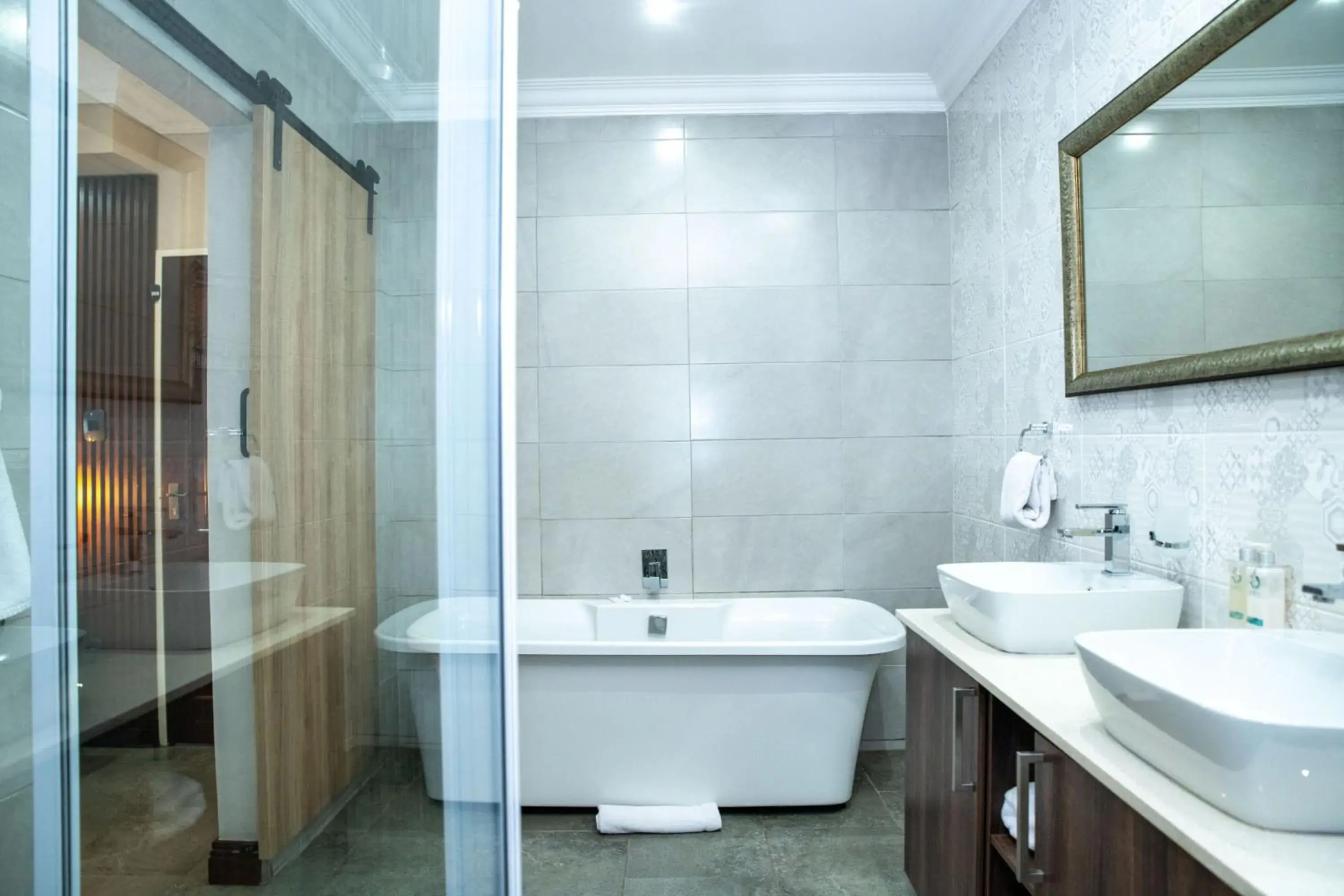 Deluxe Queen Room in Iso'Bella Vita Guesthouse Deluxe Queen Room in Iso'Bella Vita Guesthouse