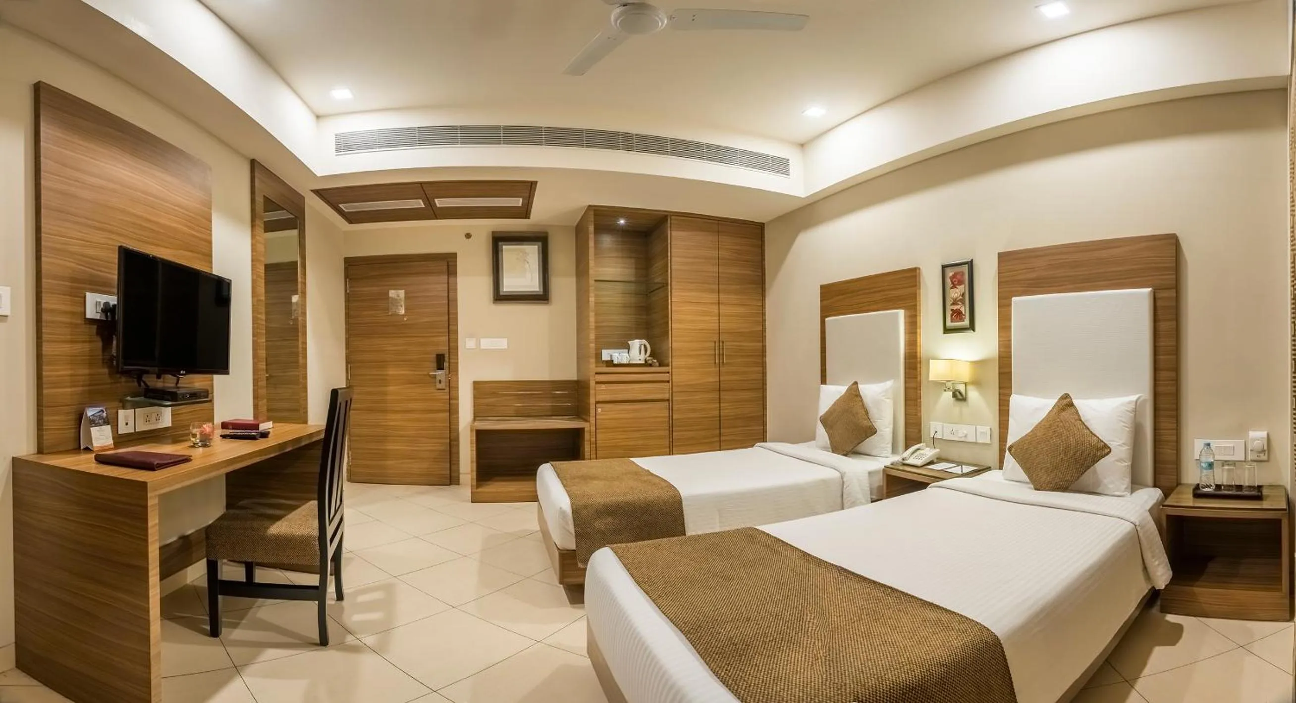Bed in Peerless Hotel Durgapur