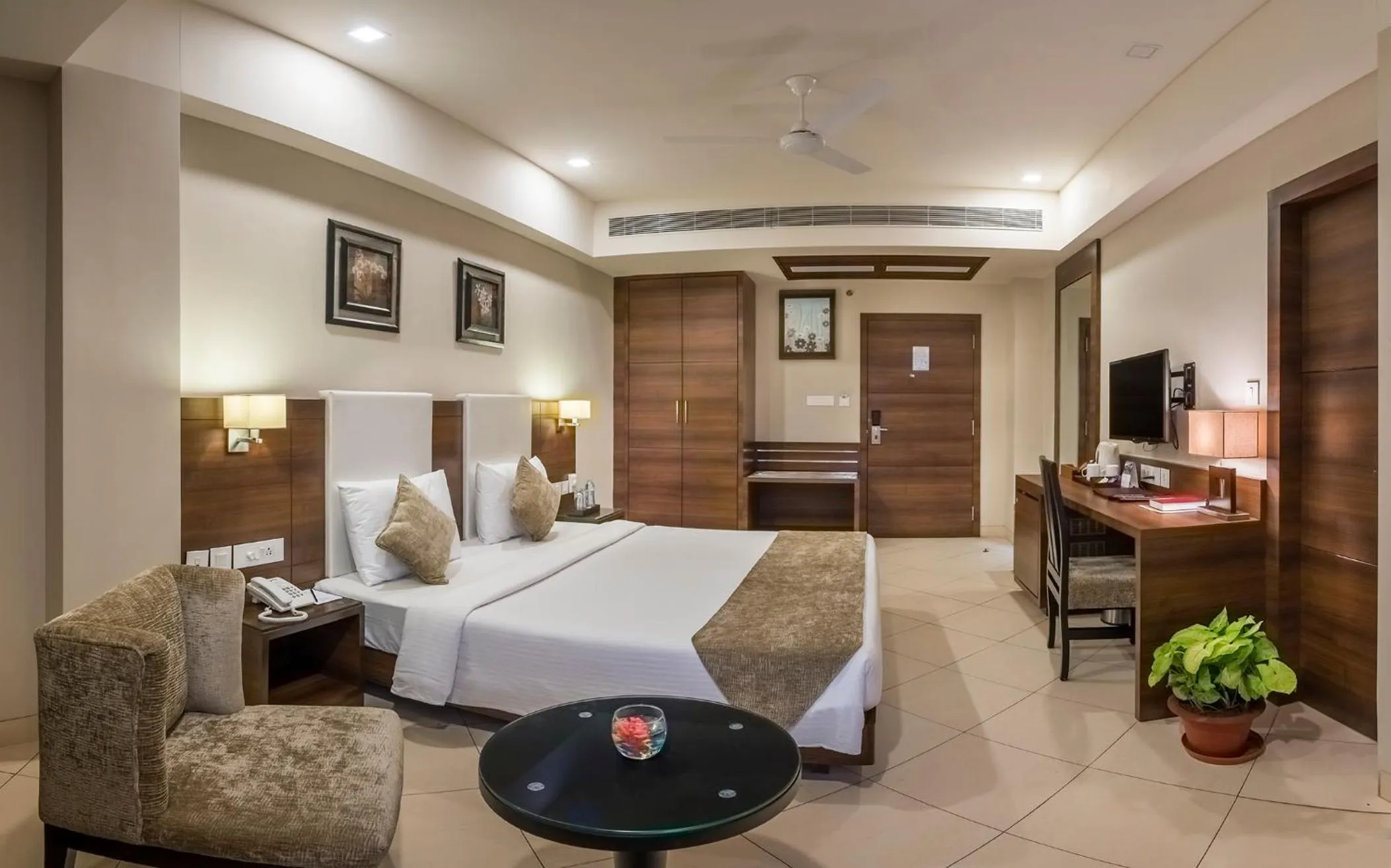 Photo of the whole room, Bed in Peerless Hotel Durgapur