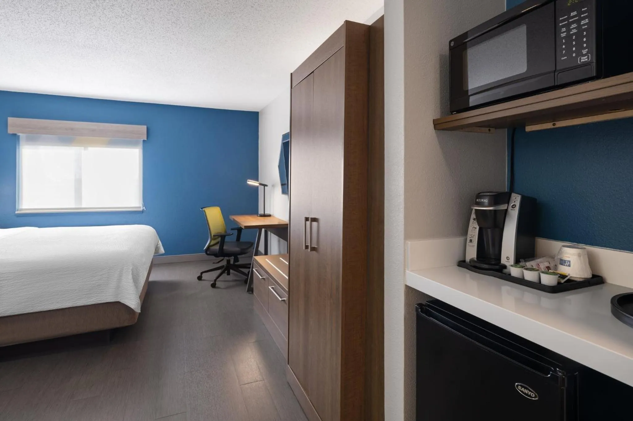 Photo of the whole room, Bed in Holiday Inn Express Sheboygan-Kohler / I-43 by IHG