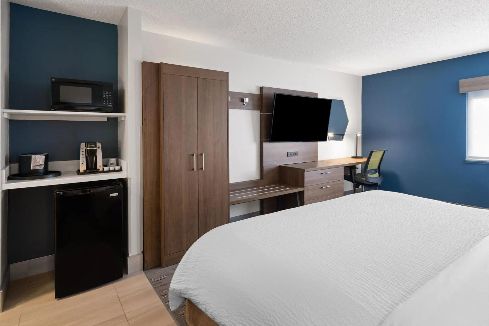 Photo of the whole room, Bed in Holiday Inn Express Sheboygan-Kohler / I-43 by IHG