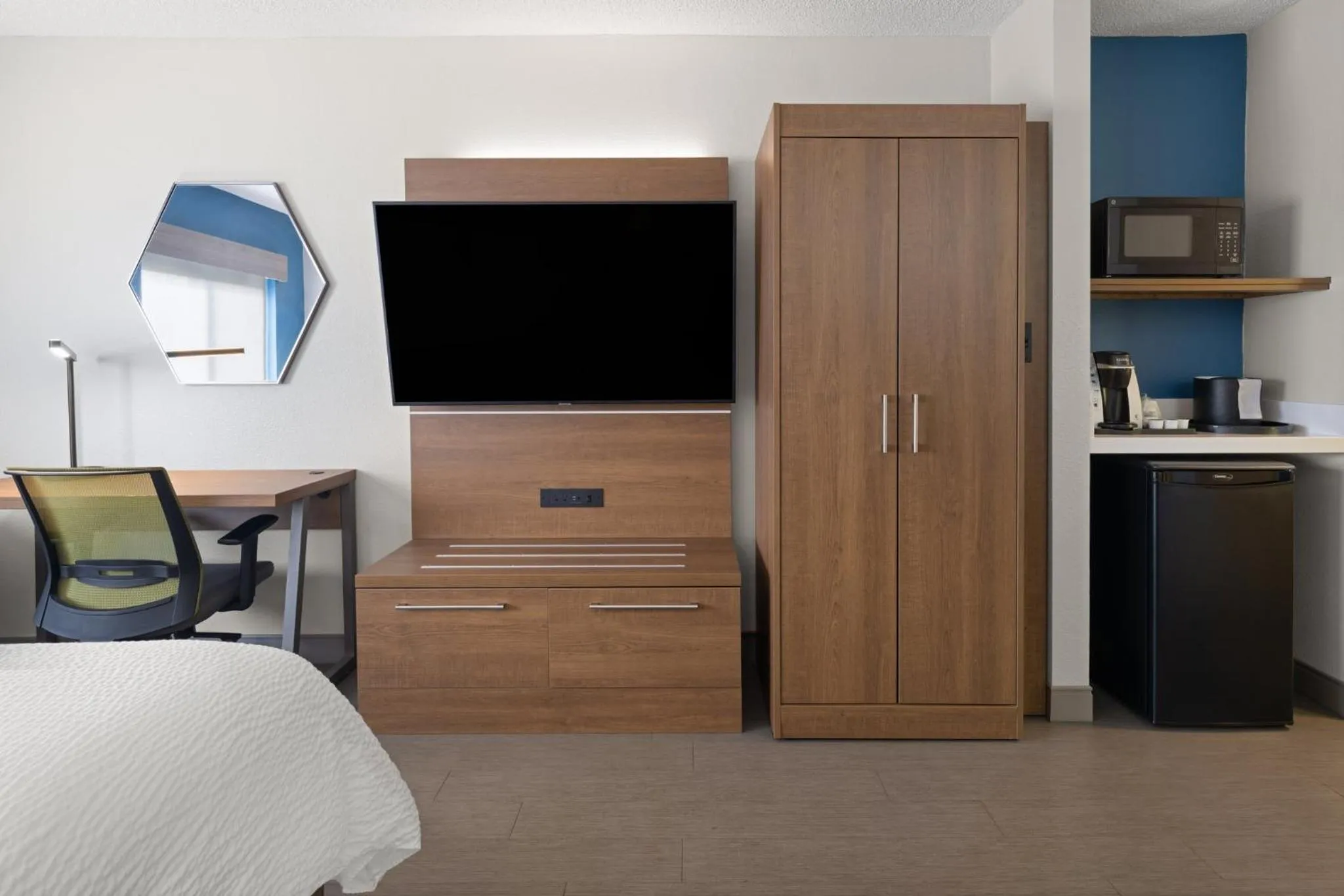 Photo of the whole room, Bed in Holiday Inn Express Sheboygan-Kohler / I-43 by IHG