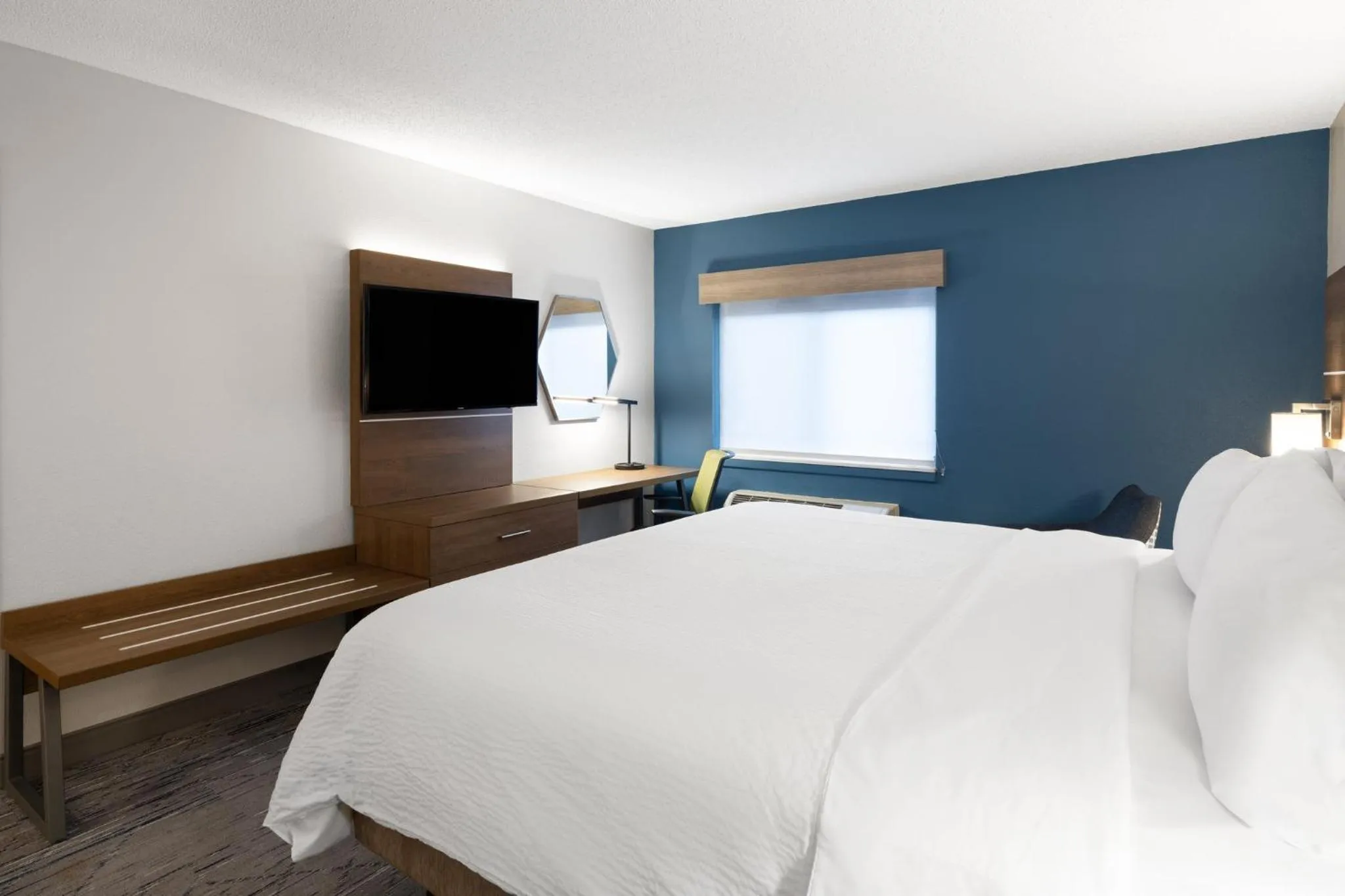 Photo of the whole room, Bed in Holiday Inn Express Sheboygan-Kohler / I-43 by IHG