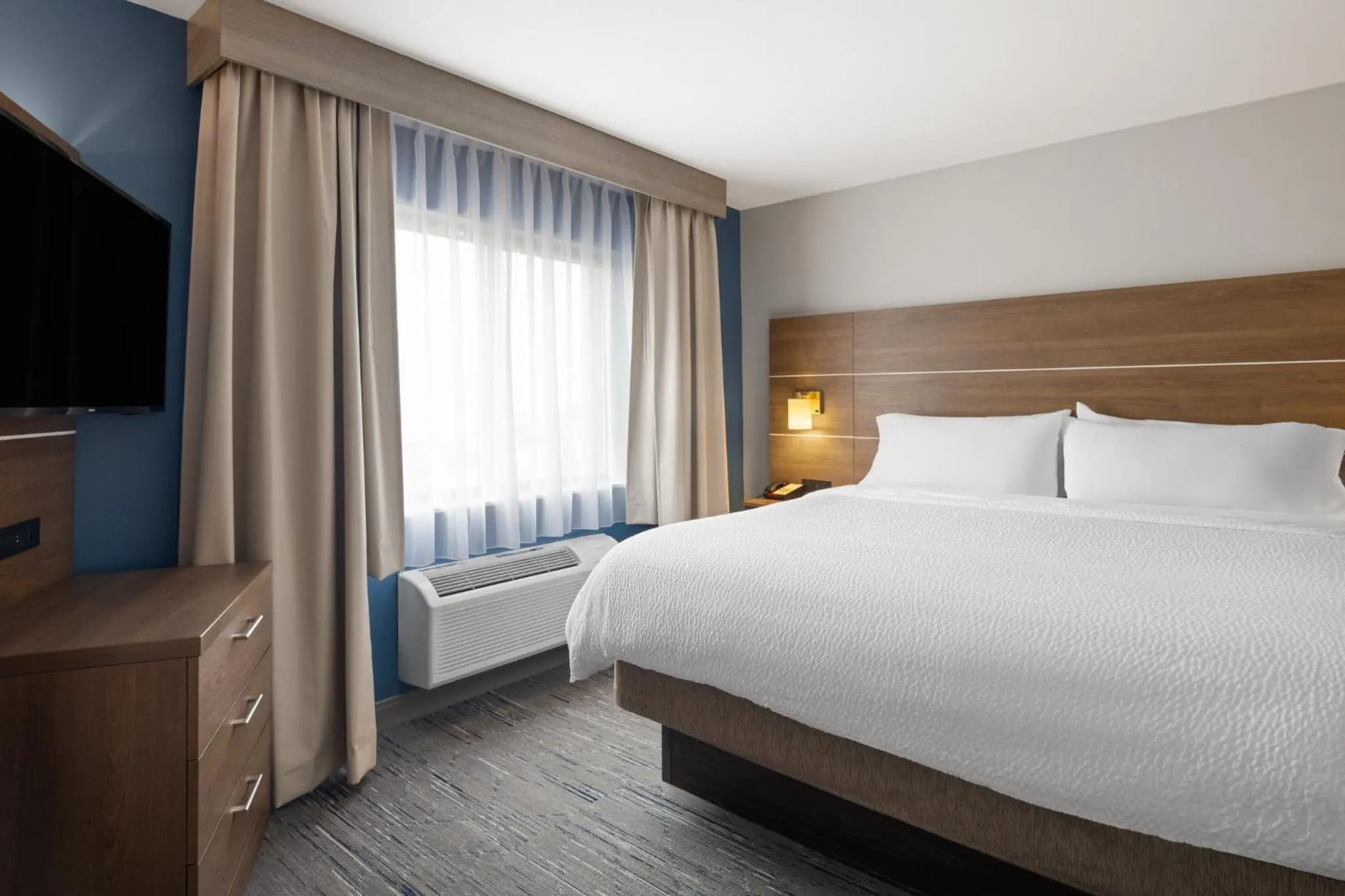 Photo of the whole room, Bed in Holiday Inn Express Sheboygan-Kohler / I-43 by IHG