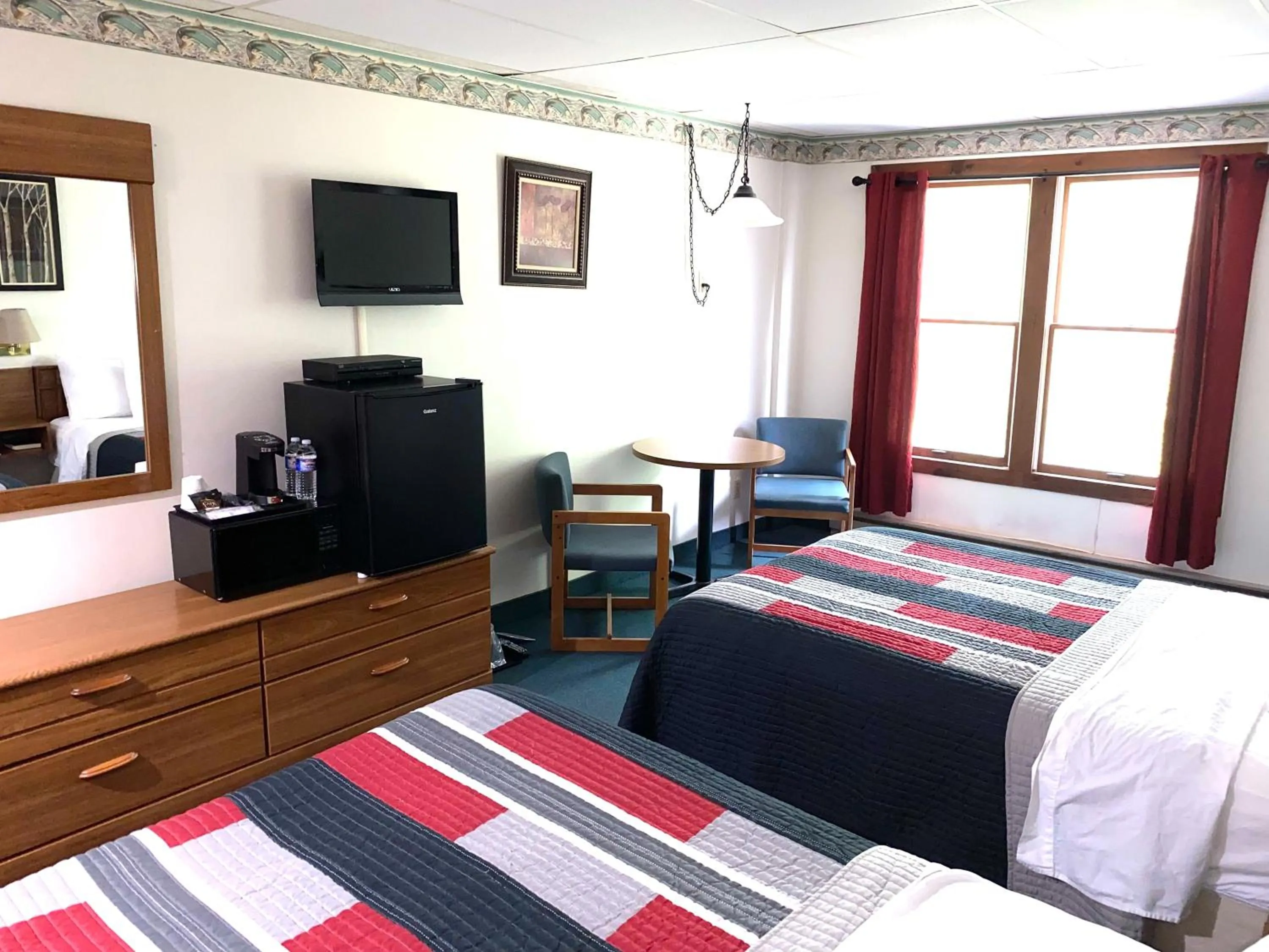 Bed in Lake Ontario Motel & Inn