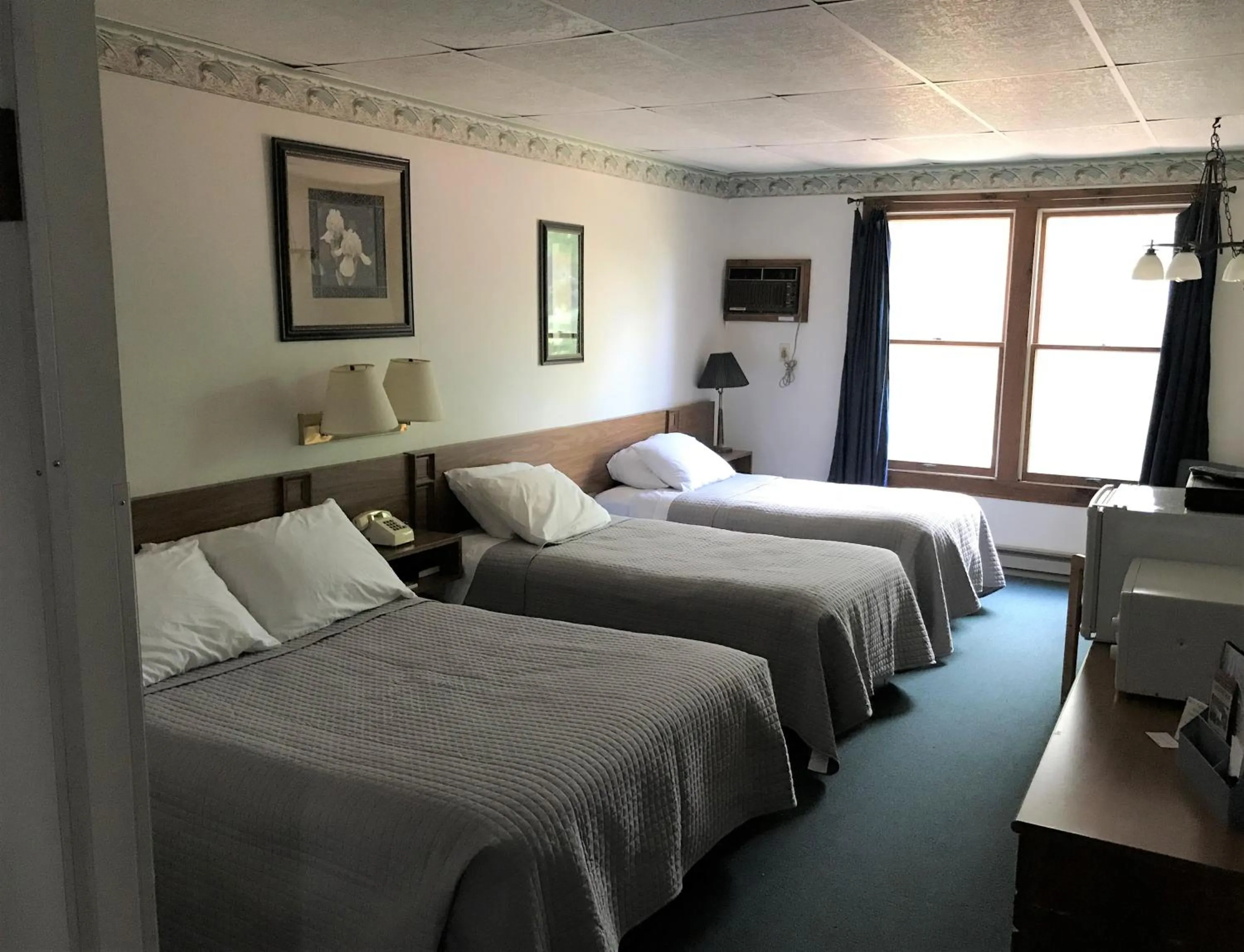 Photo of the whole room, Bed in Lake Ontario Motel & Inn