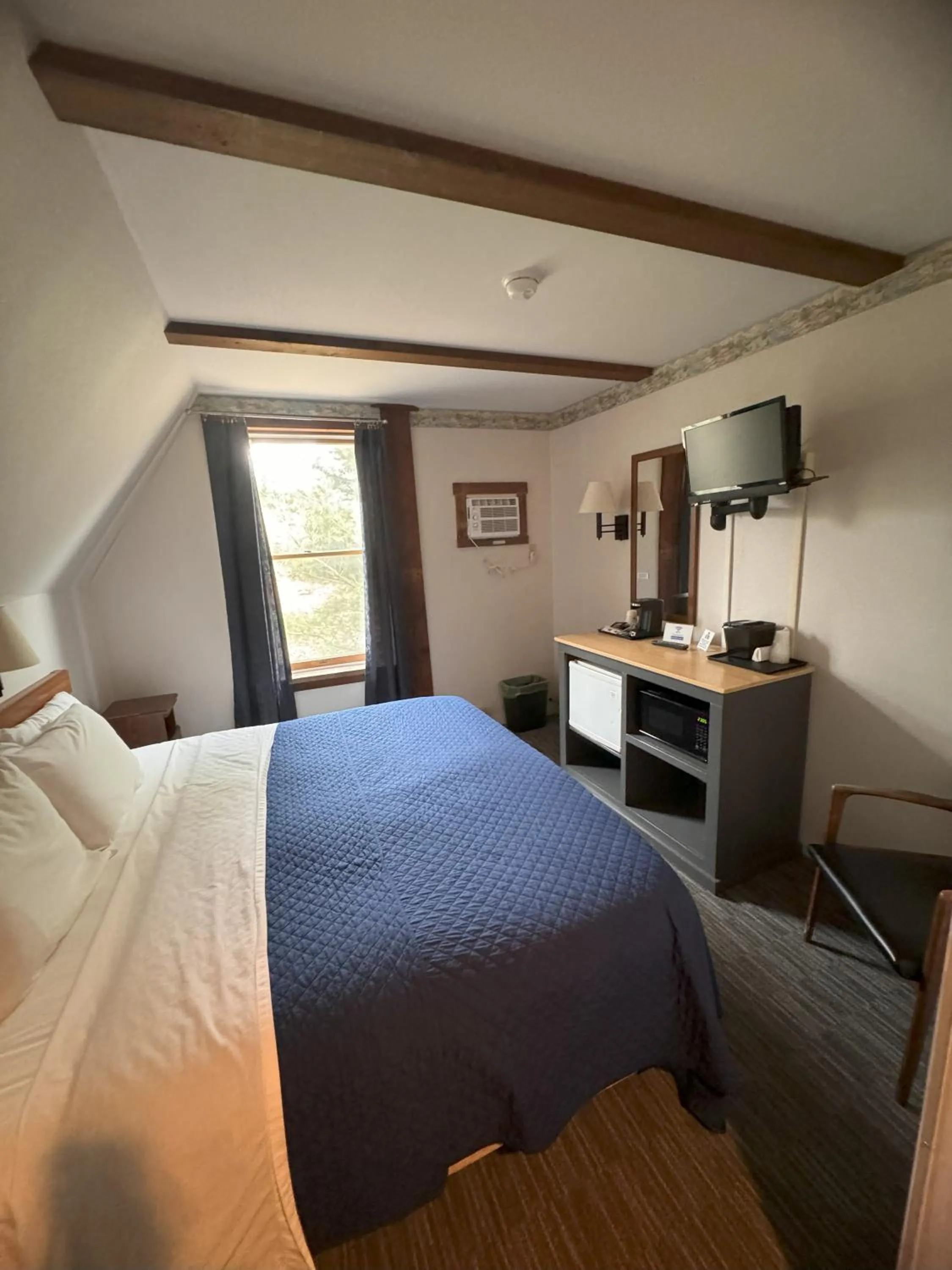 Bed in Lake Ontario Motel & Inn