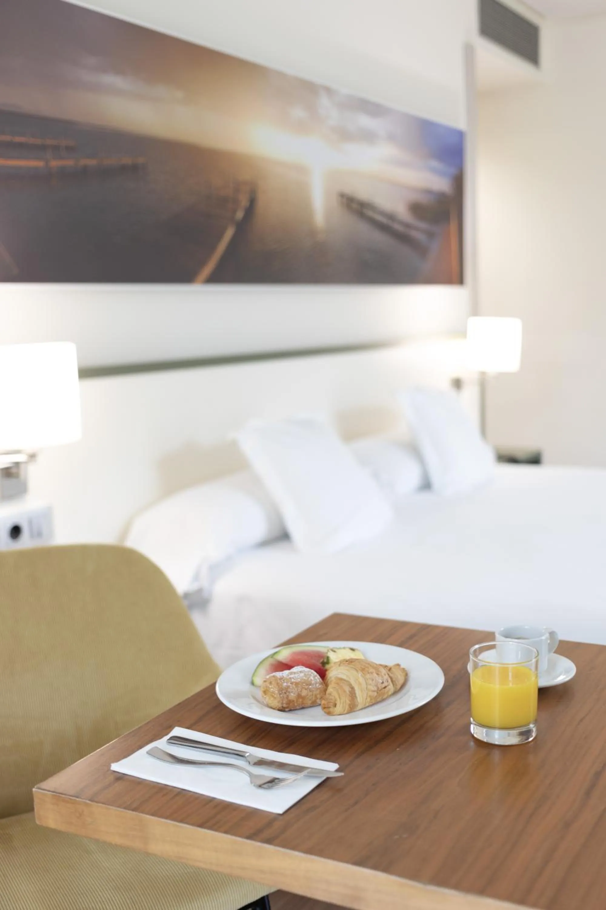 Continental breakfast, Bed in Primus Valencia