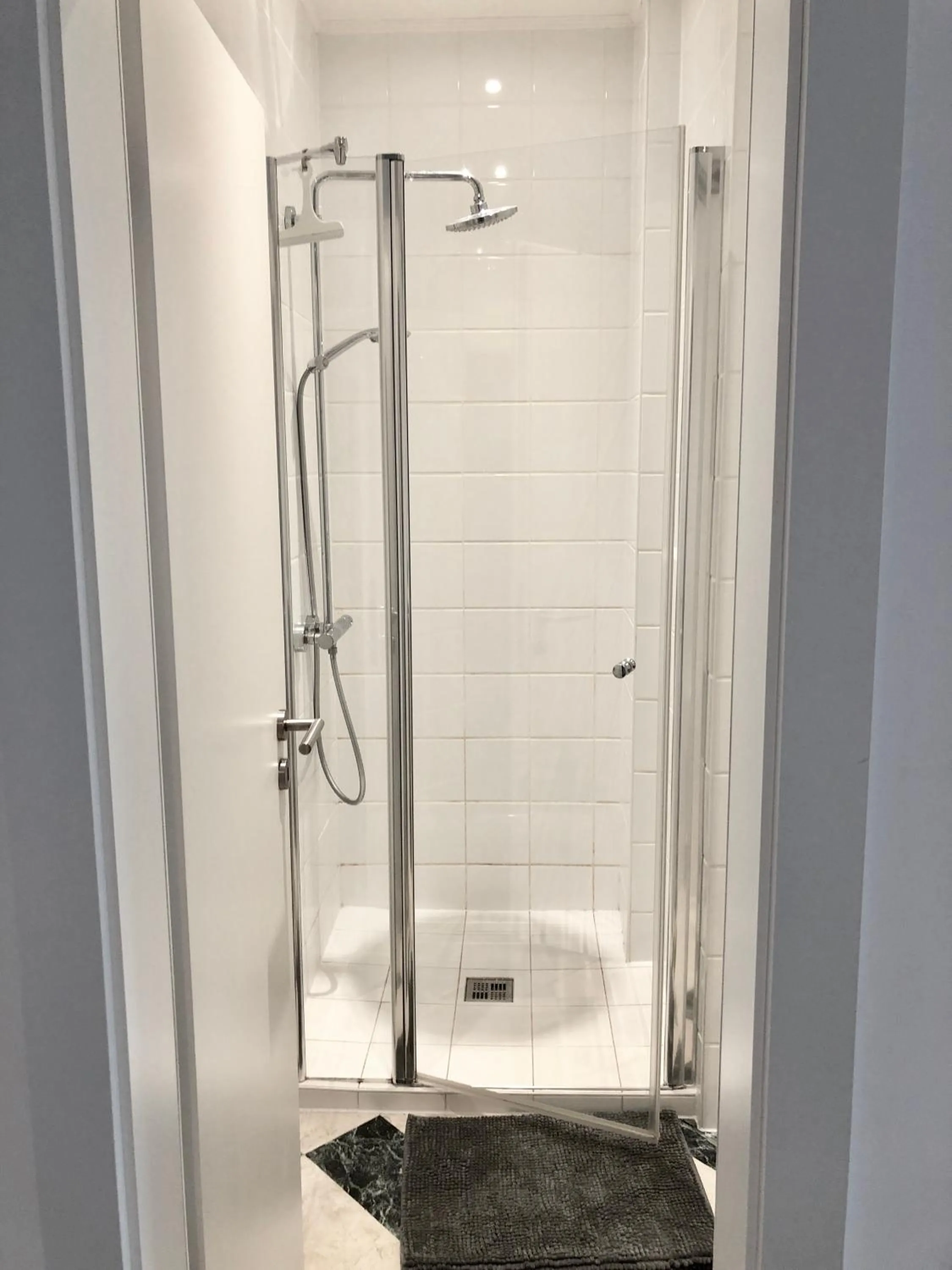 Shower in Spacious flat in the heart of the City Center! Ideal for a family!
