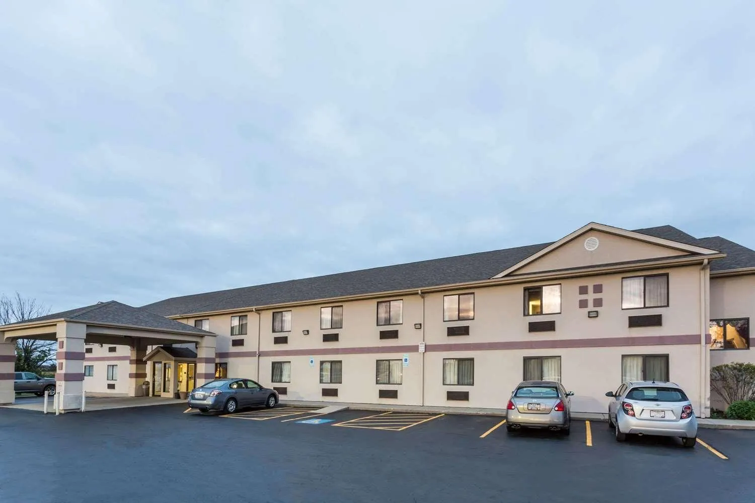 Facade/entrance in Super 8 by Wyndham Yorkville