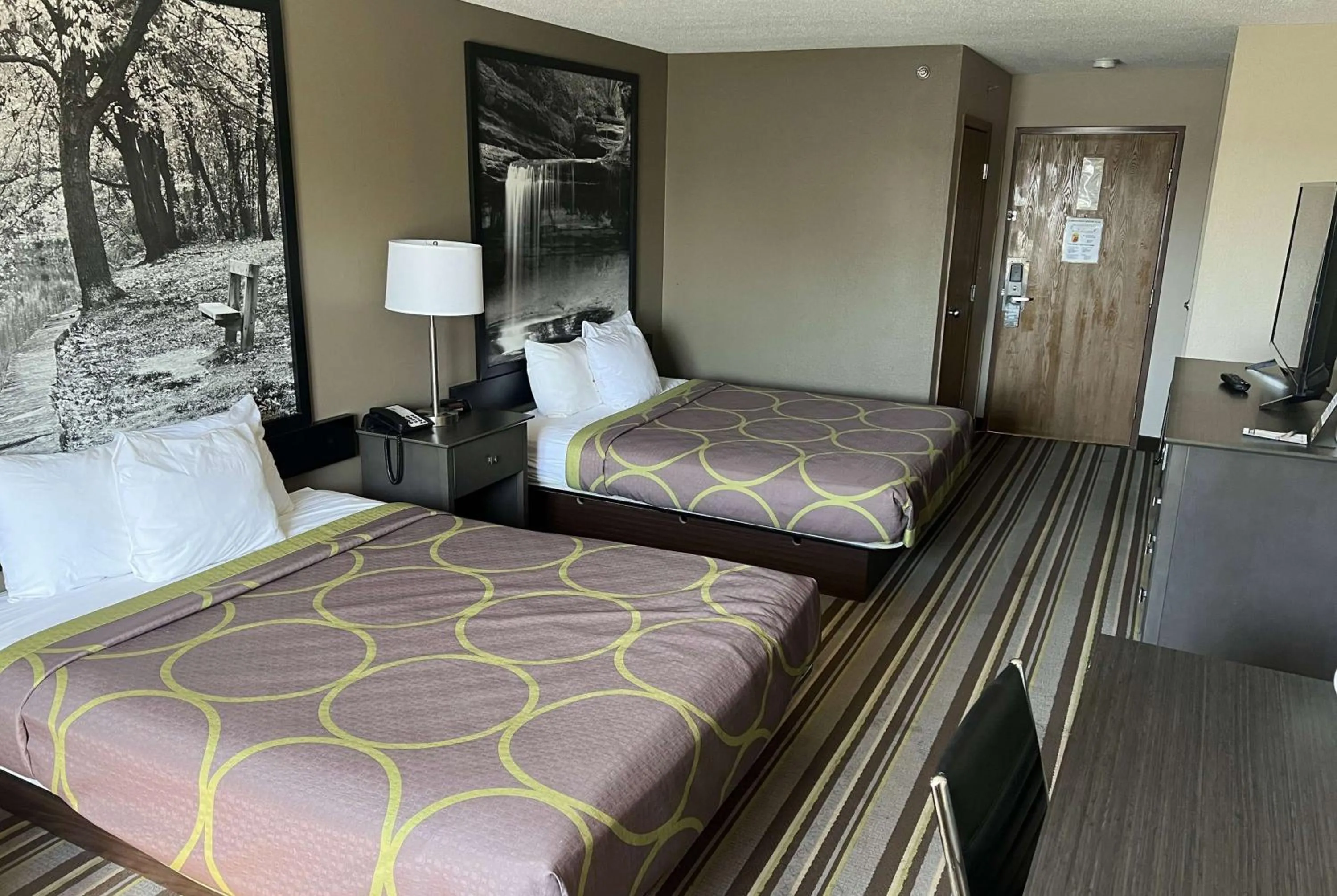 Photo of the whole room in Super 8 by Wyndham Yorkville