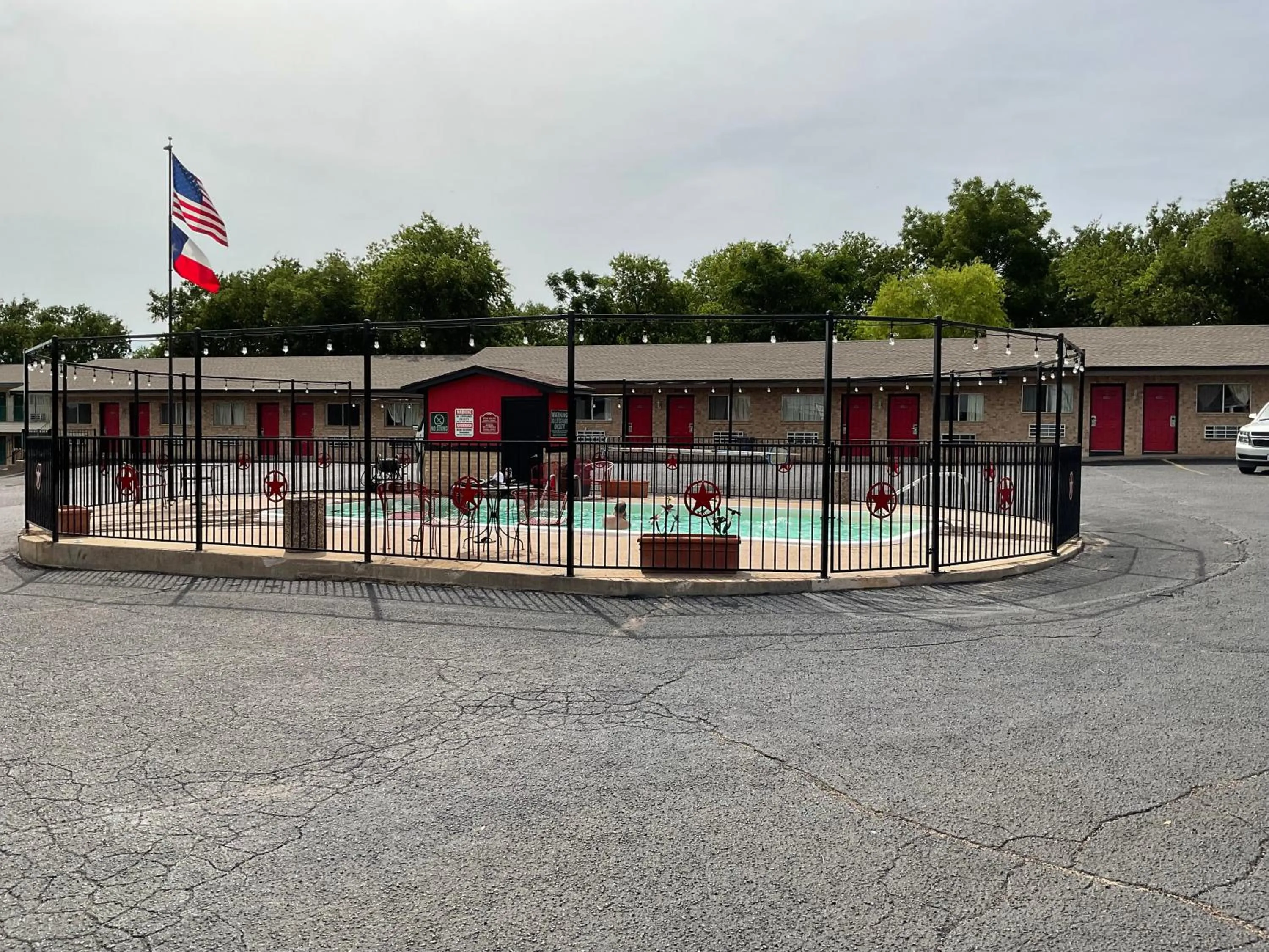 Glen Rose Inn and Suites