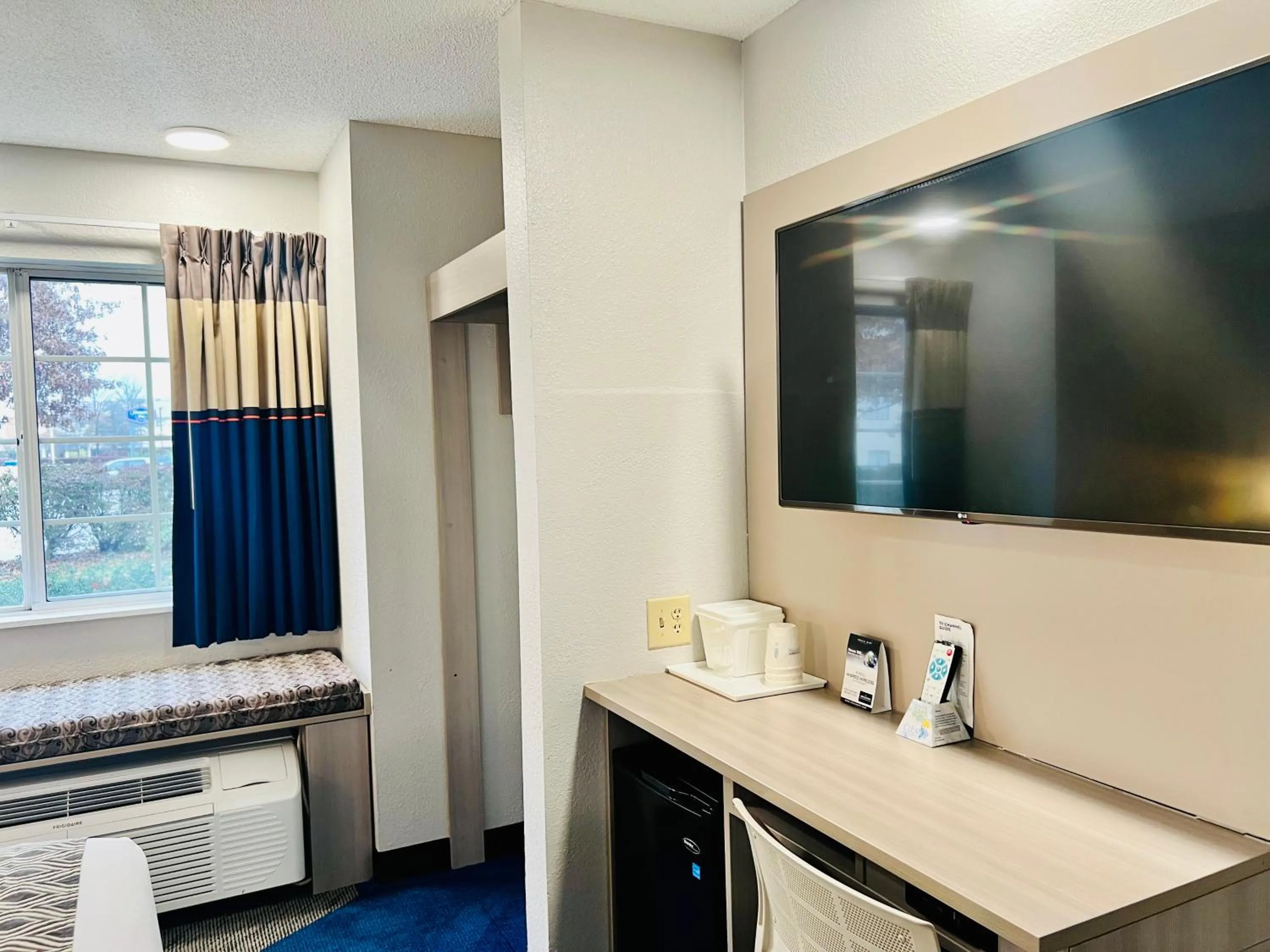 TV and multimedia in Microtel Inn Georgetown - Lexington North
