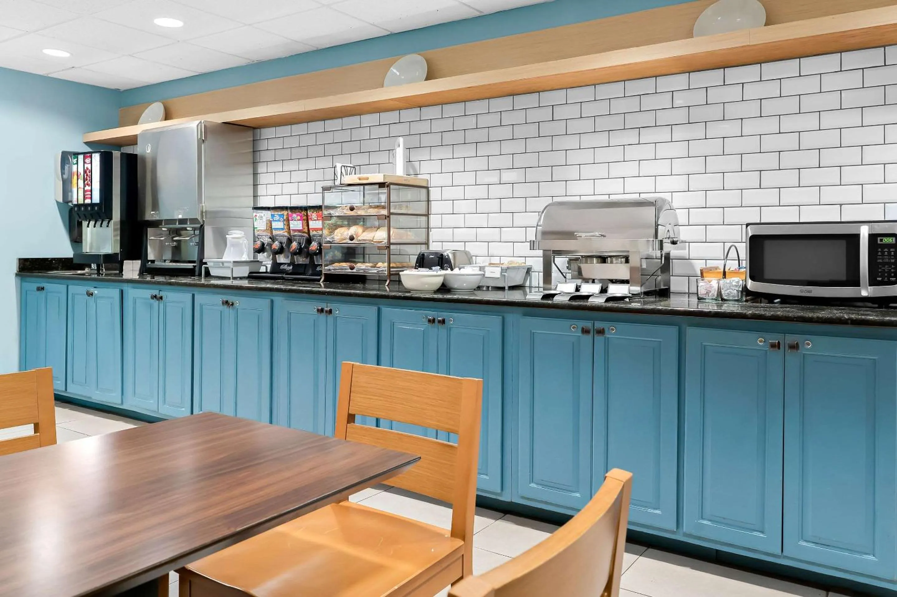 Breakfast in Country Inn & Suites by Radisson, Columbia Airport, SC