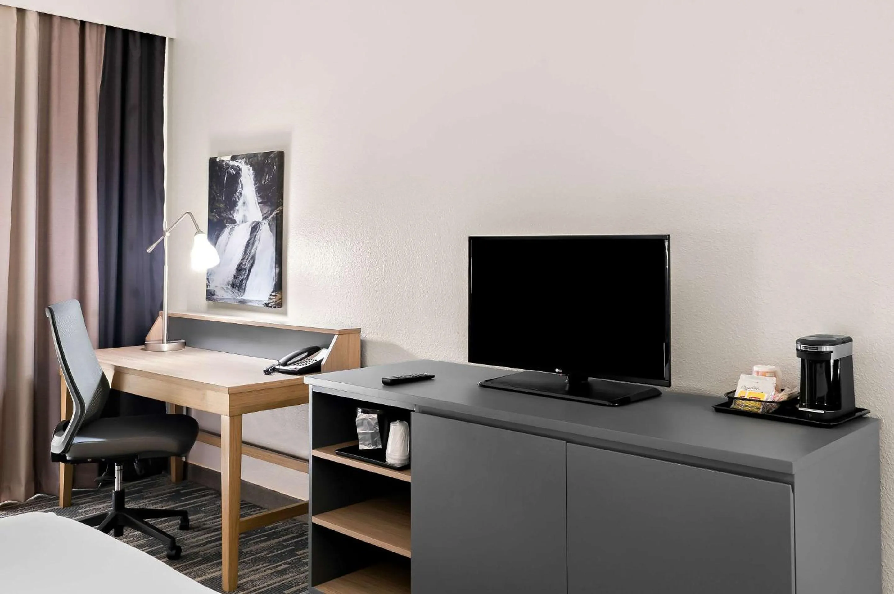 Bedroom in Country Inn & Suites by Radisson, Columbia Airport, SC