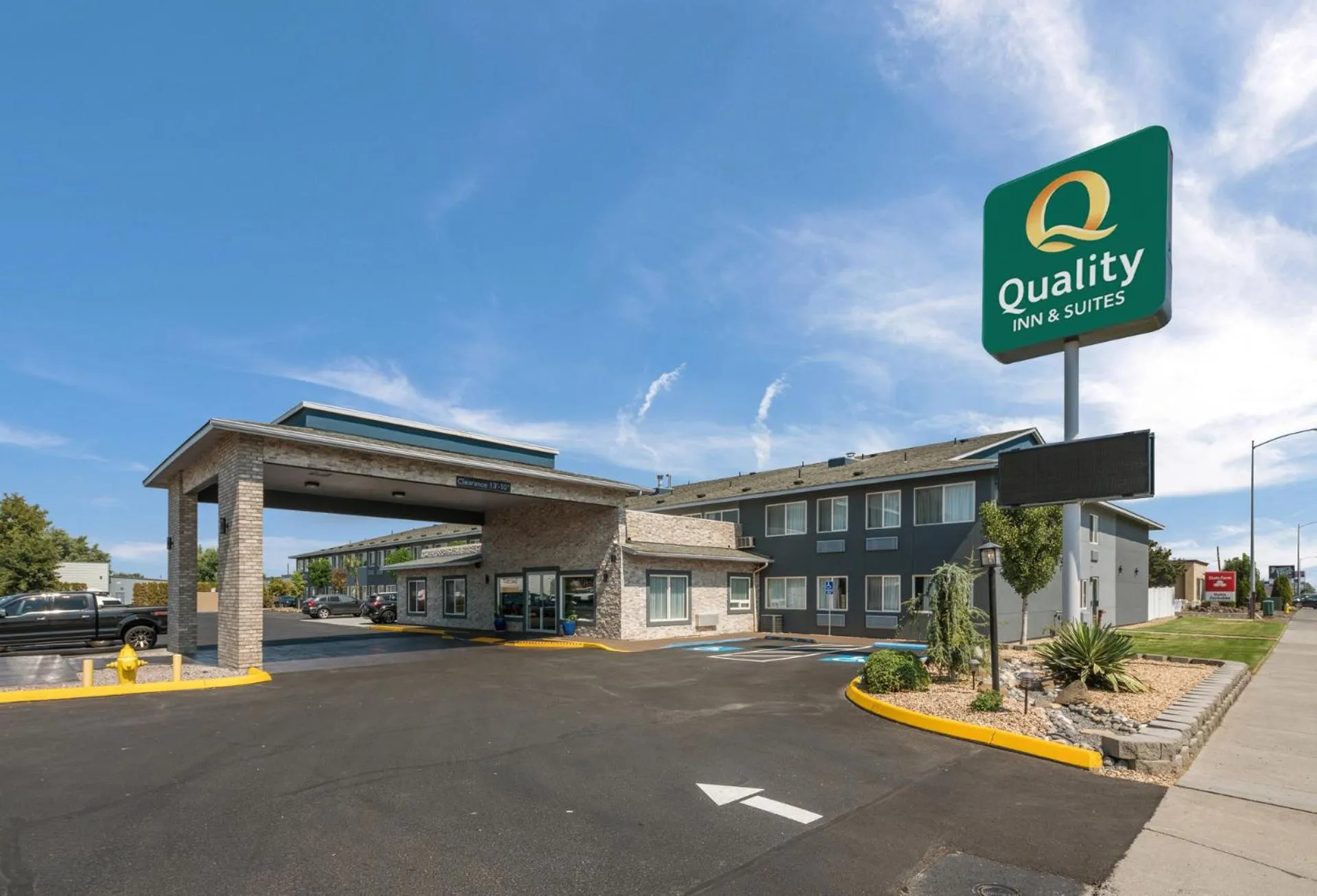 Property building in Quality Inn & Suites Kennewick Tri-Cities