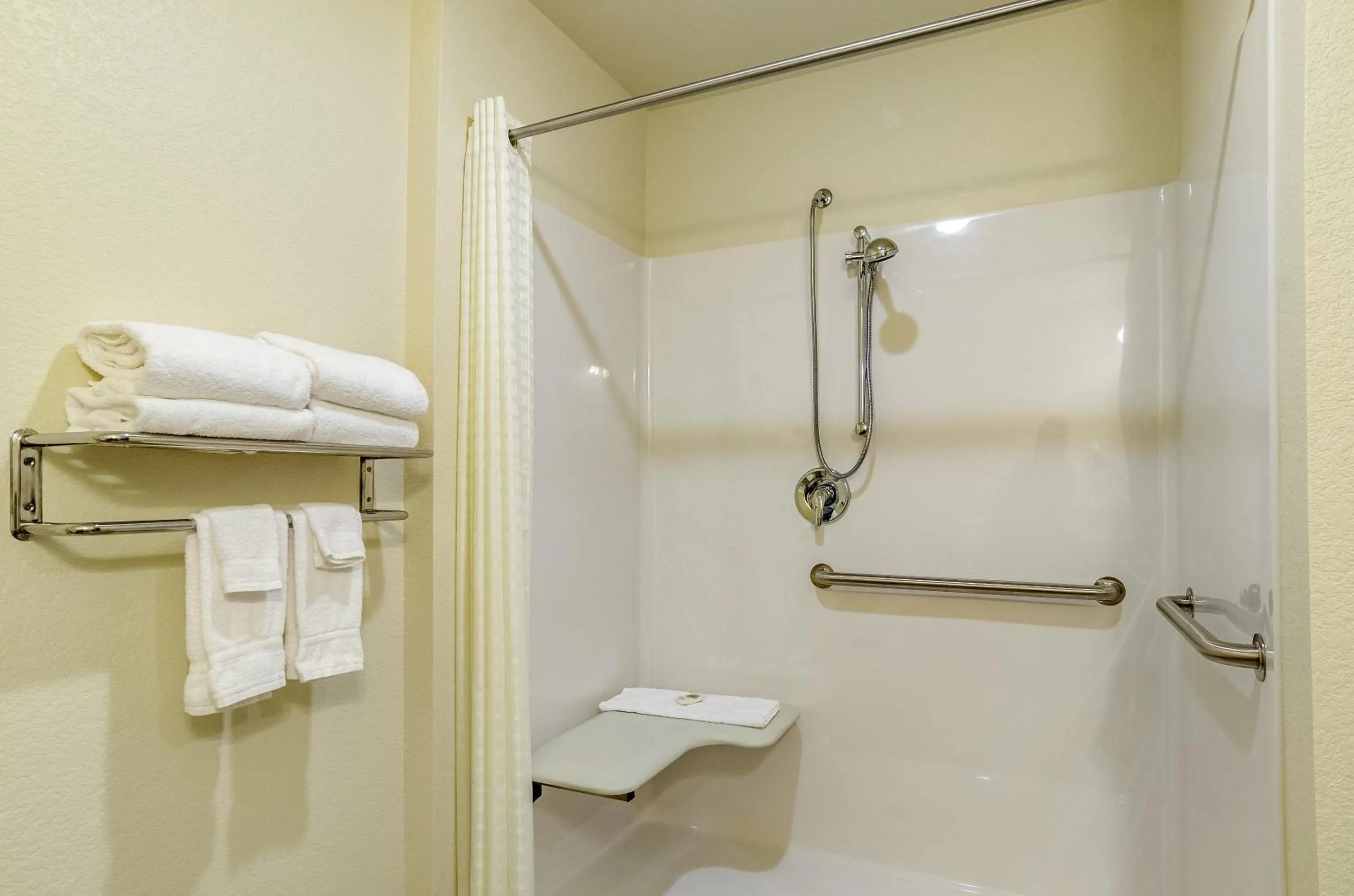 Shower in Cobblestone Hotel & Suites - Victor