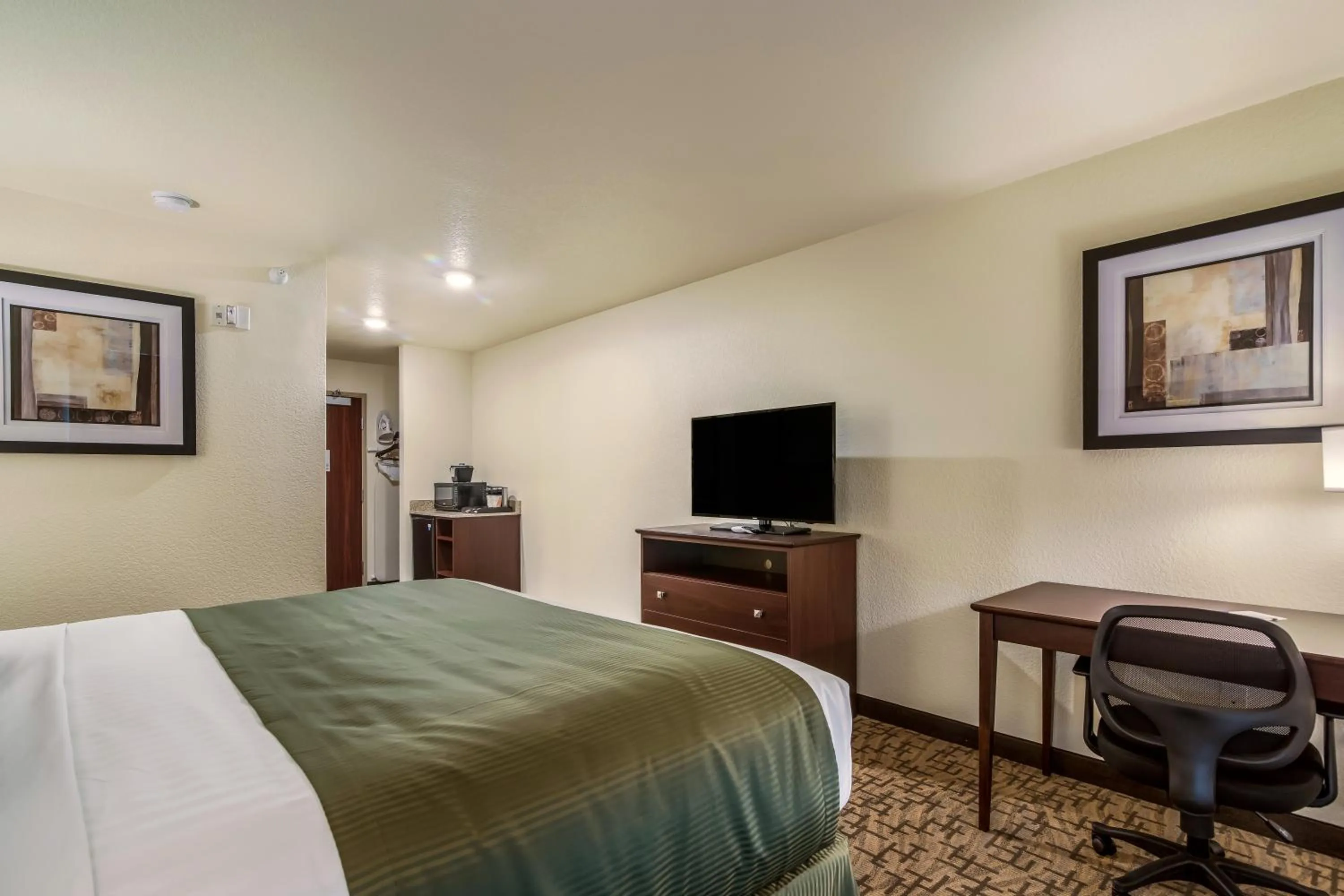 TV and multimedia, Bed in Cobblestone Hotel & Suites - Victor