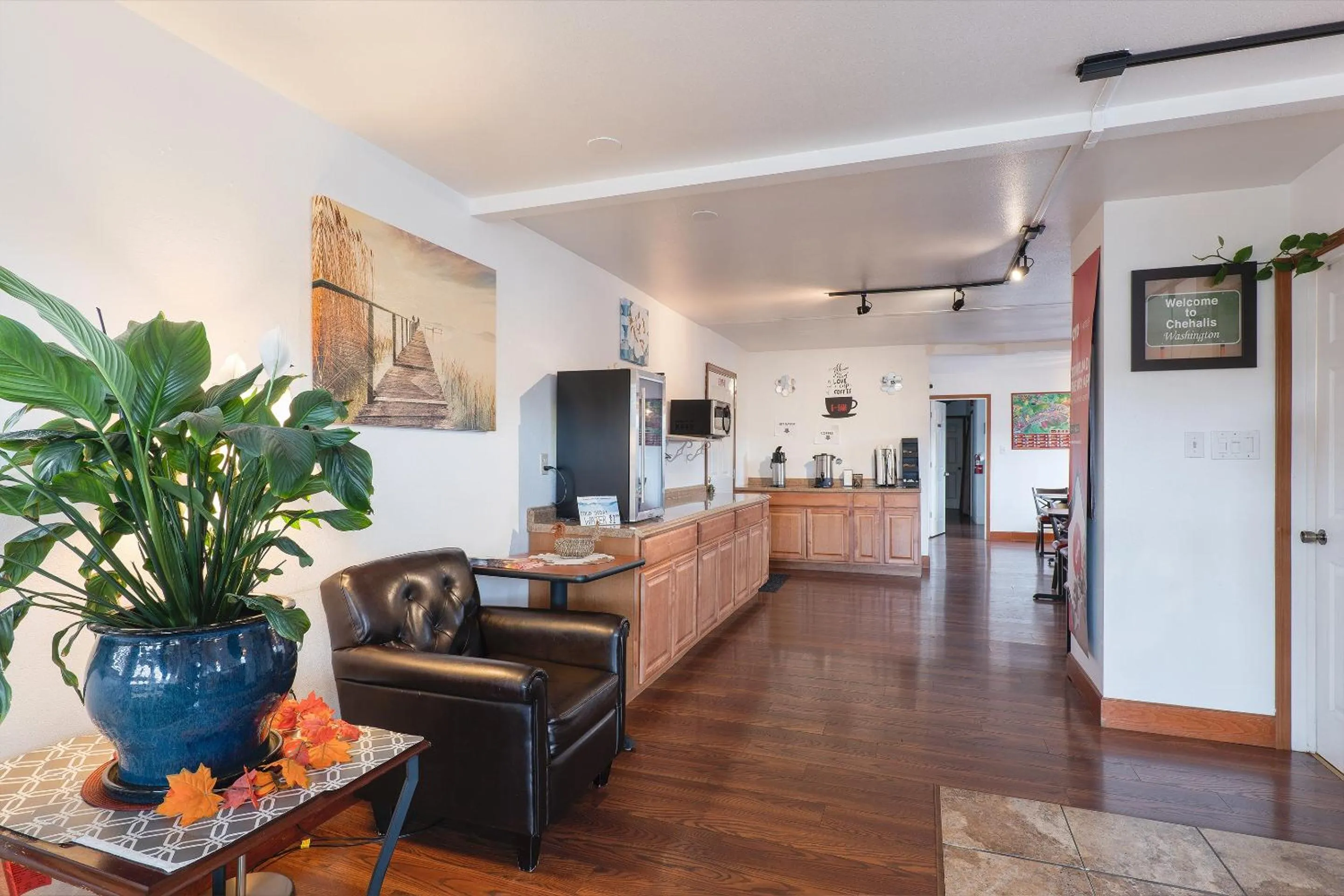 Dining area in OYO Hotel Chehalis I-5 South